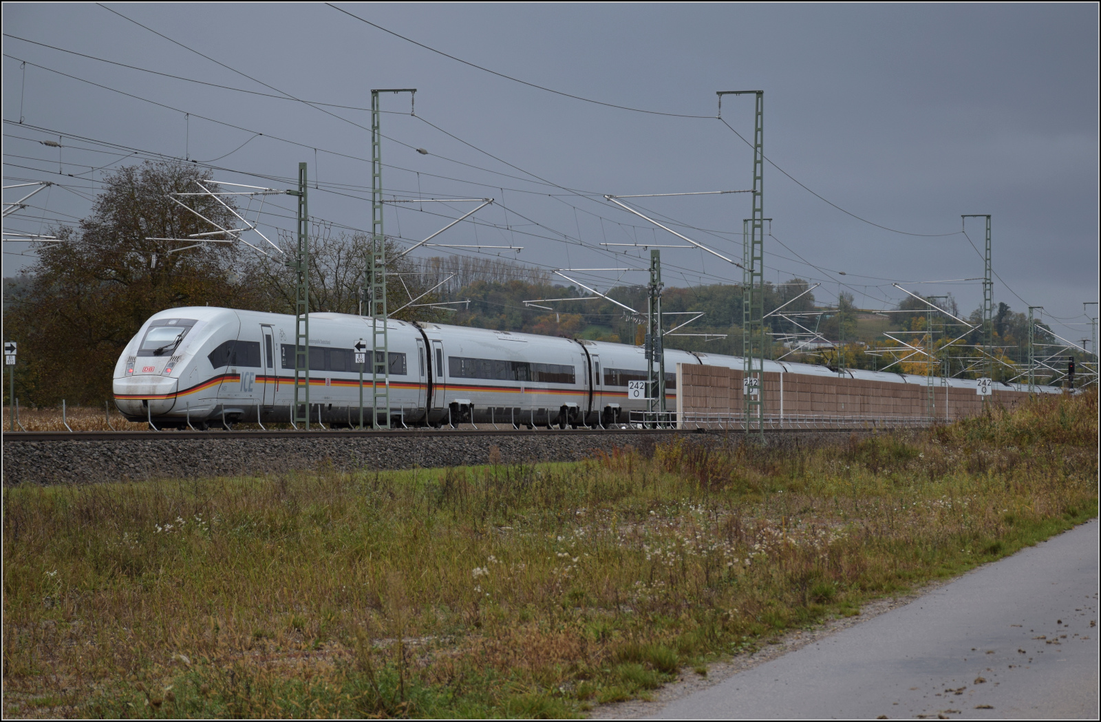 ICE 9257, '412 057 Bundesrepublik Deutschland' bei Schliengen. Oktober 2025.
