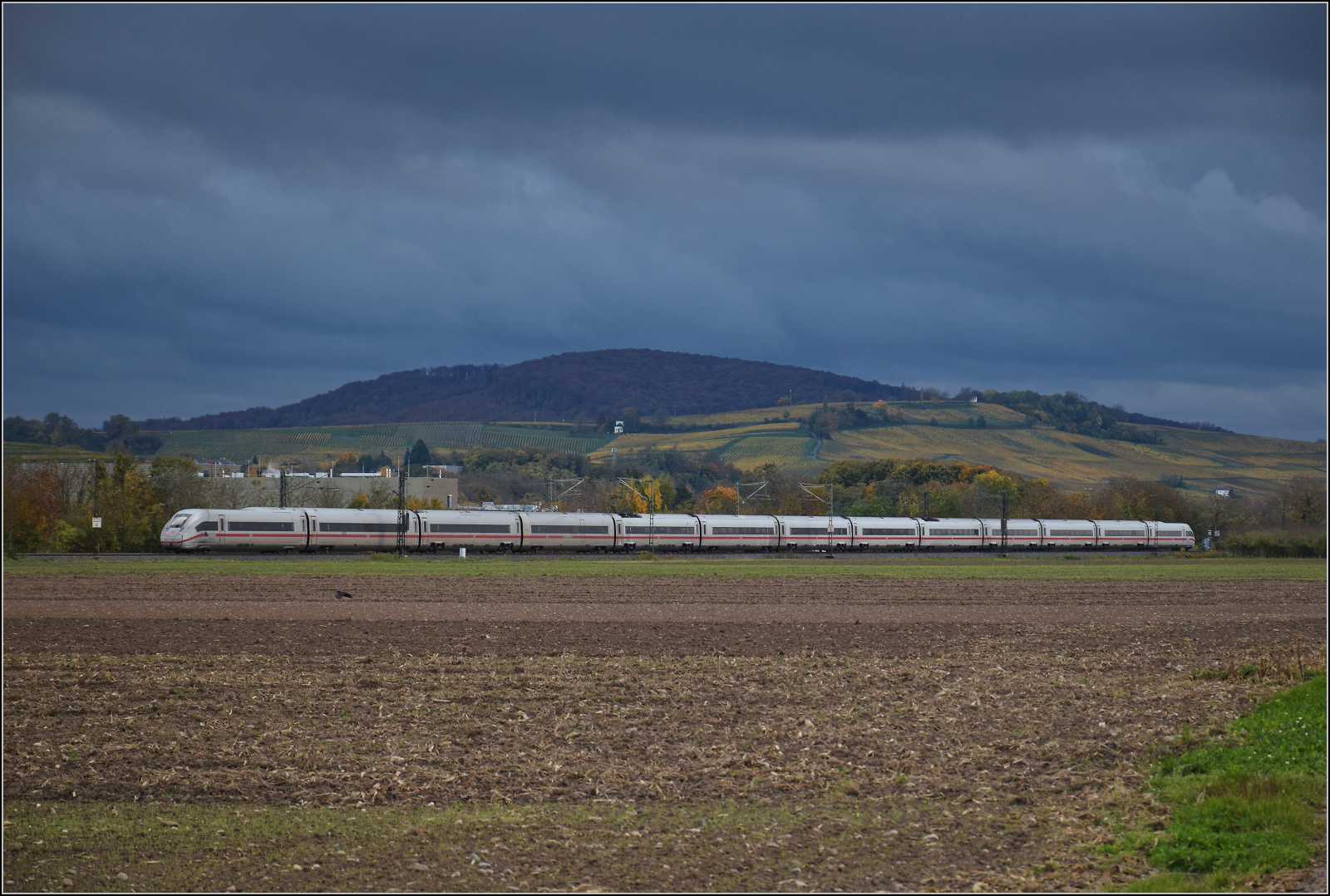 ICE 9280, '412 080' bei Hügelheim. Oktober 2025.
