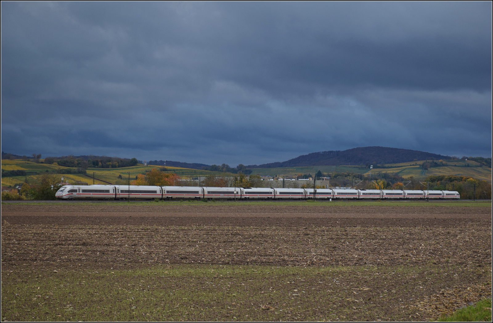 ICE 9280, '412 080' bei Hügelheim. Oktober 2025.