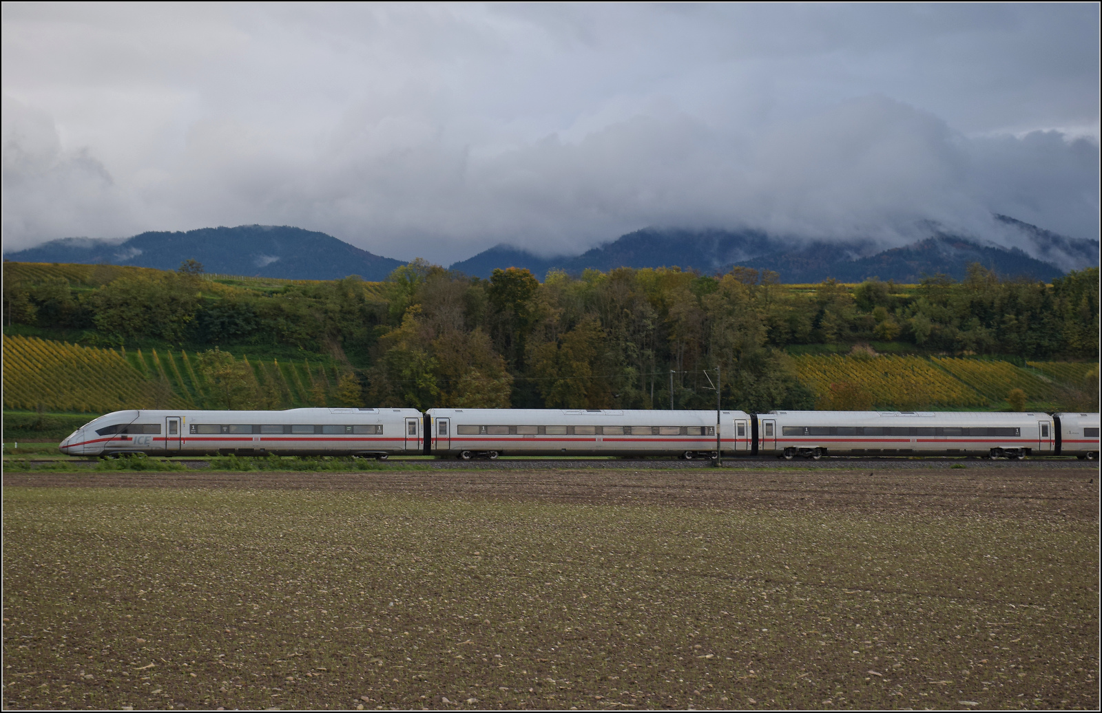ICE 9280, '412 080' bei Buggingen. Oktober 2025.