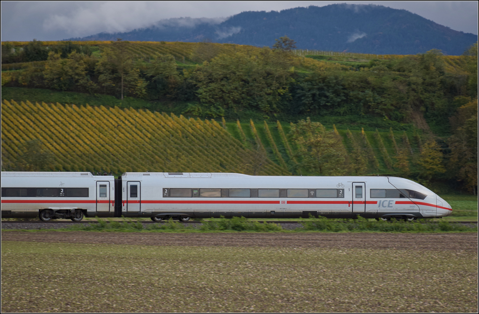 ICE 9280, '412 080' bei Buggingen. Oktober 2025.