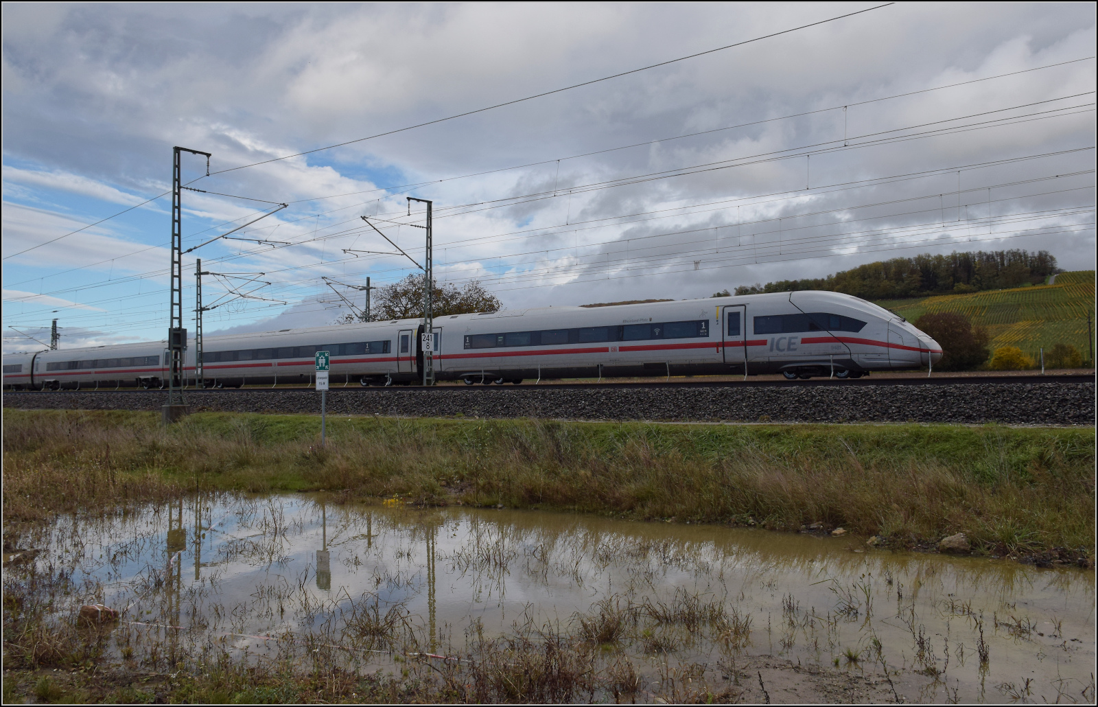 ICE 9281, '412 081' bei Schliengen. Oktober 2025.