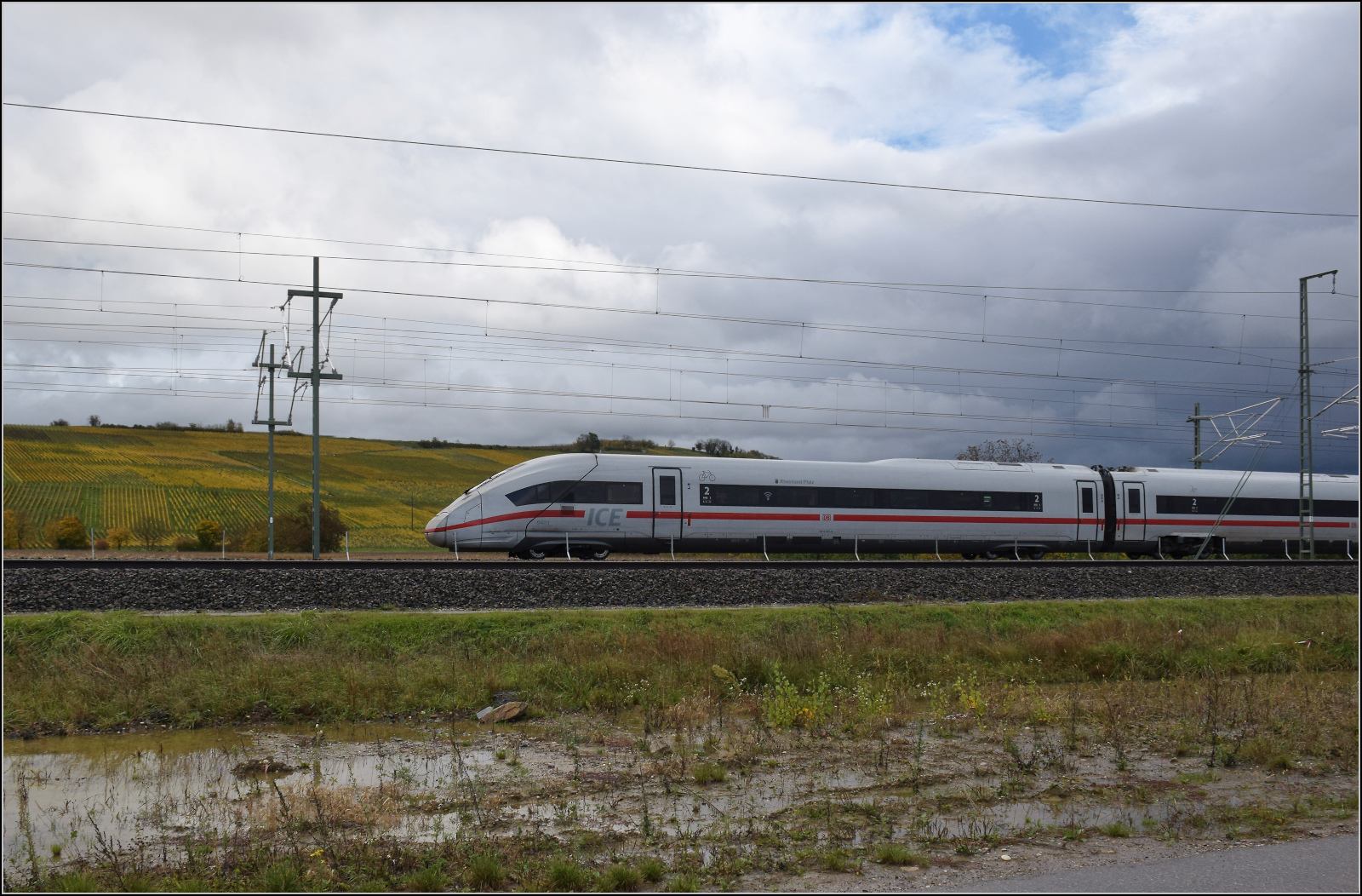 ICE 9281, '412 081' bei Schliengen. Oktober 2025.