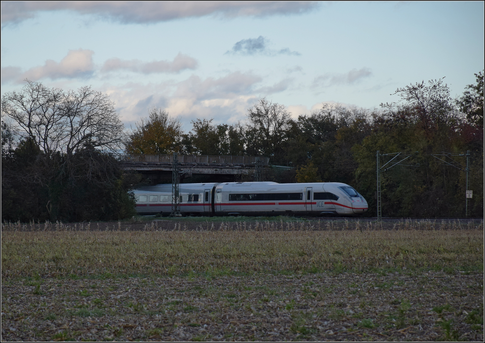 ICE 9284, '412 084' bei Buggingen. Oktober 2025.