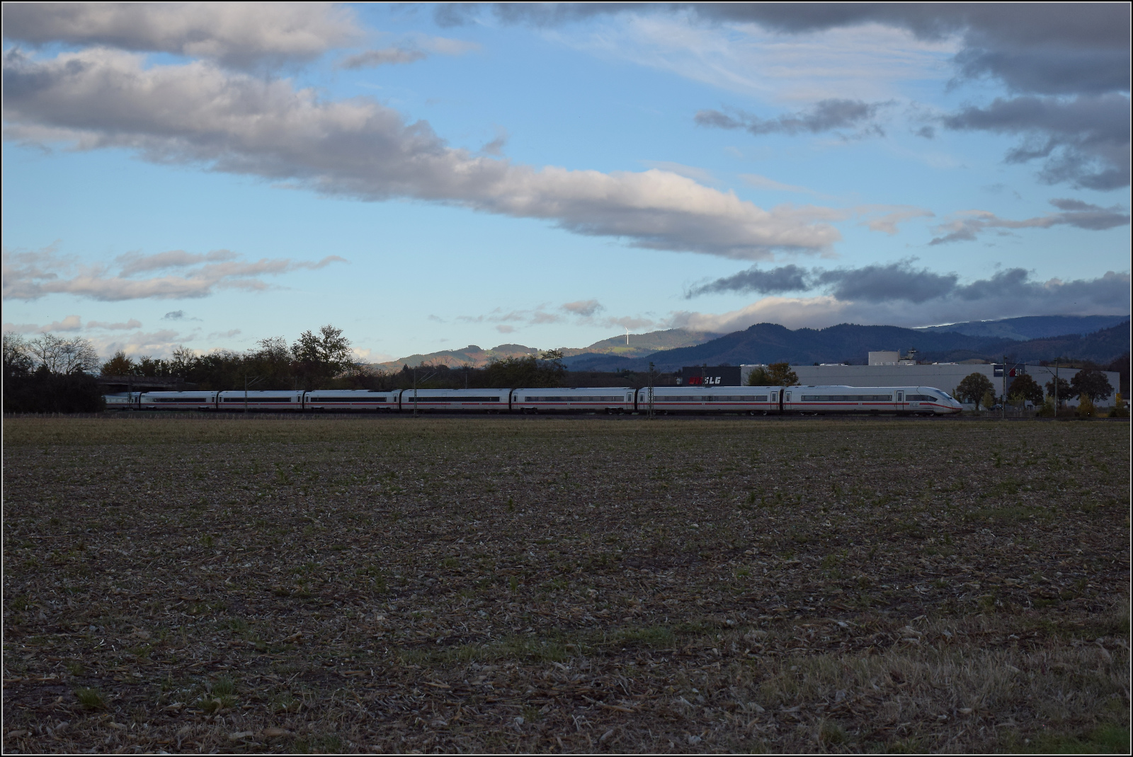 ICE 9284, '412 084' bei Buggingen. Oktober 2025.
