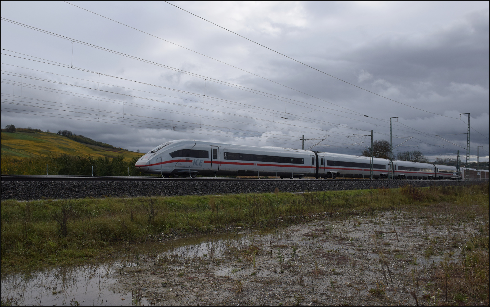 ICE 9284, '412 084' bei Schliengen. Oktober 2025.