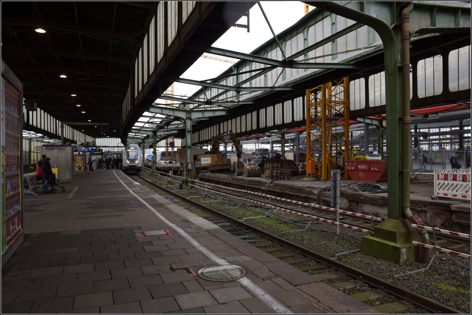 Im alten, noch dampfloktauglichen Teil von Duisburg ist 147 557 mit ihrem IC2 eingetroffen. Februar 2026.