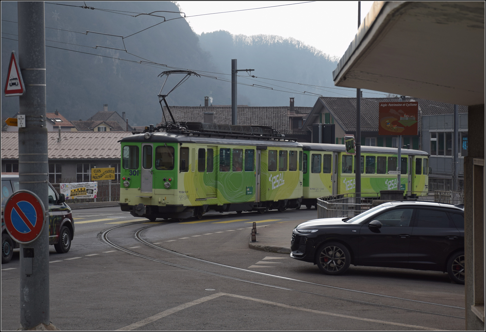 Im Depot gab es beim Warten auf die Einfahrt auch den Blick auf den Zug, dem wir im Konvoi gefolgt waren: Steuerwagen Bt 352, 1966 von der SIG gebaut, geschoben von Be 4/4 302 der im gleichen Jahr von der SIG und SAAS an die AL geliefert wurde. Ein wenig Antiquit�tenshow bei der AL extra f�r uns. Aigle Depot, Januar 2026.