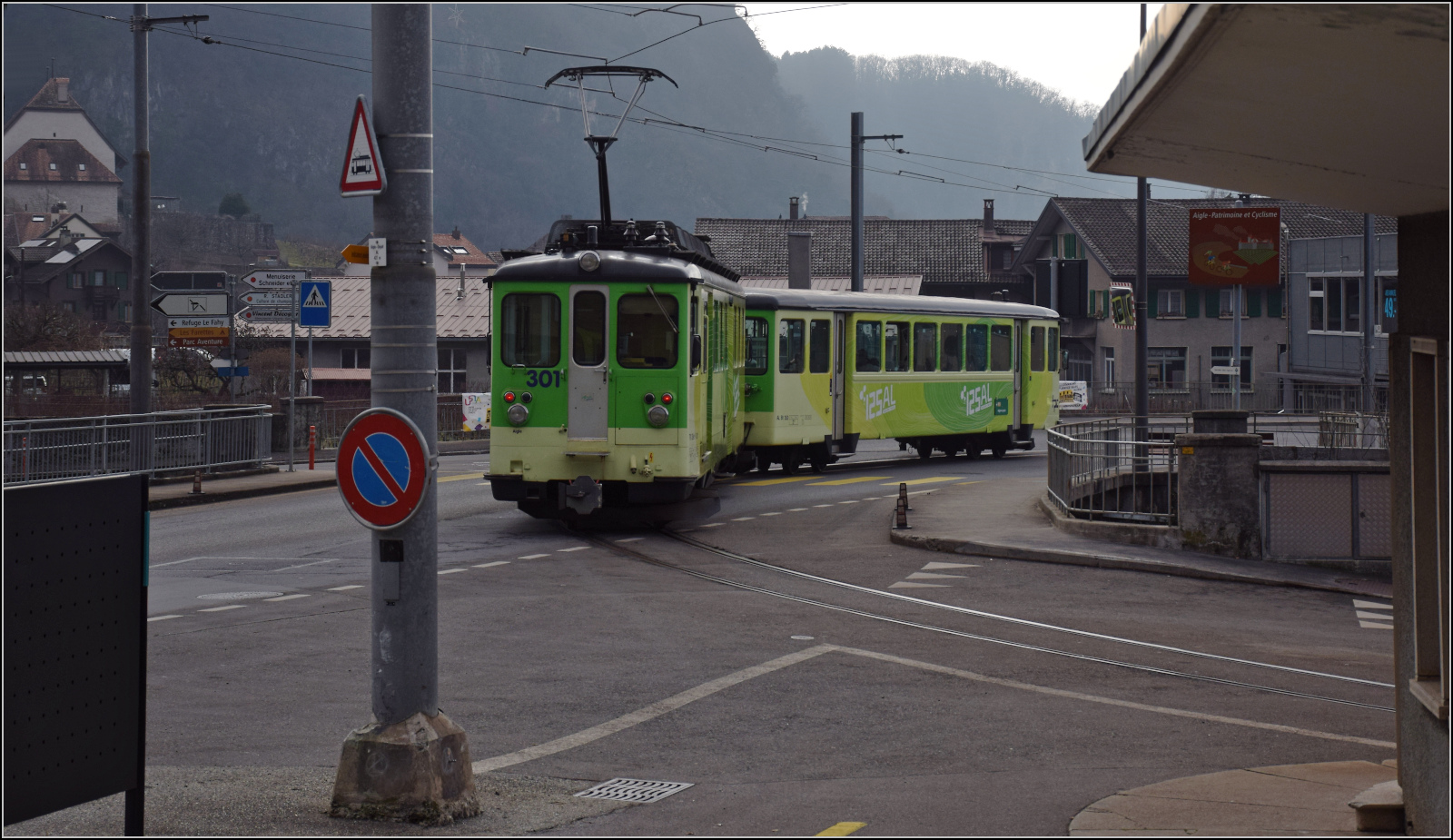 Im Depot gab es beim Warten auf die Einfahrt auch den Blick auf den Zug, dem wir im Konvoi gefolgt waren: Steuerwagen Bt 352, 1966 von der SIG gebaut, geschoben von Be 4/4 302 der im gleichen Jahr von der SIG und SAAS an die AL geliefert wurde. Ein wenig Antiquit�tenshow bei der AL extra f�r uns. Aigle Depot, Januar 2026.
