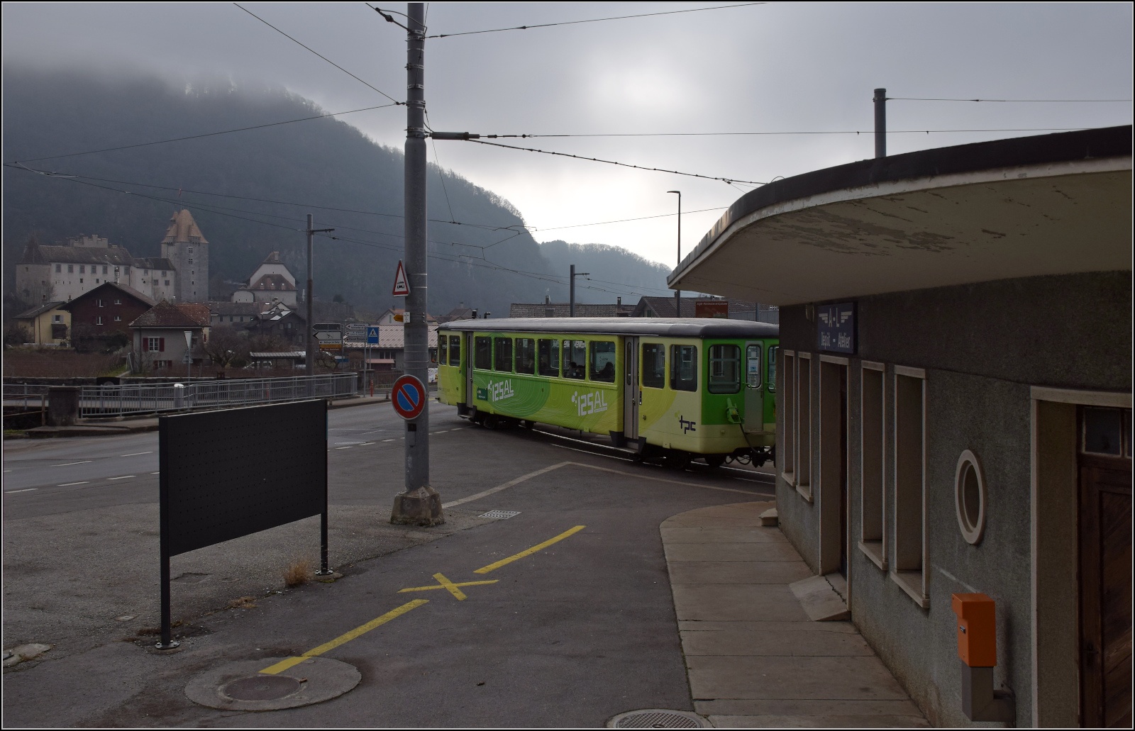Im Depot gab es beim Warten auf die Einfahrt auch den Blick auf den Zug, dem wir im Konvoi gefolgt waren: Im Bild Steuerwagen Bt 352, 1966 von der SIG gebaut, vor dem  Empfangsgeb�ude der AL, ganz im Stil einer Tankstelle der 1960er Jahre passend zum Zug. Ein wenig Antiquit�tenshow bei der AL extra f�r uns und zum Touristen Beeindrucken muss auch noch das Schloss Aigle ins Bild. Aigle Depot, Januar 2026.