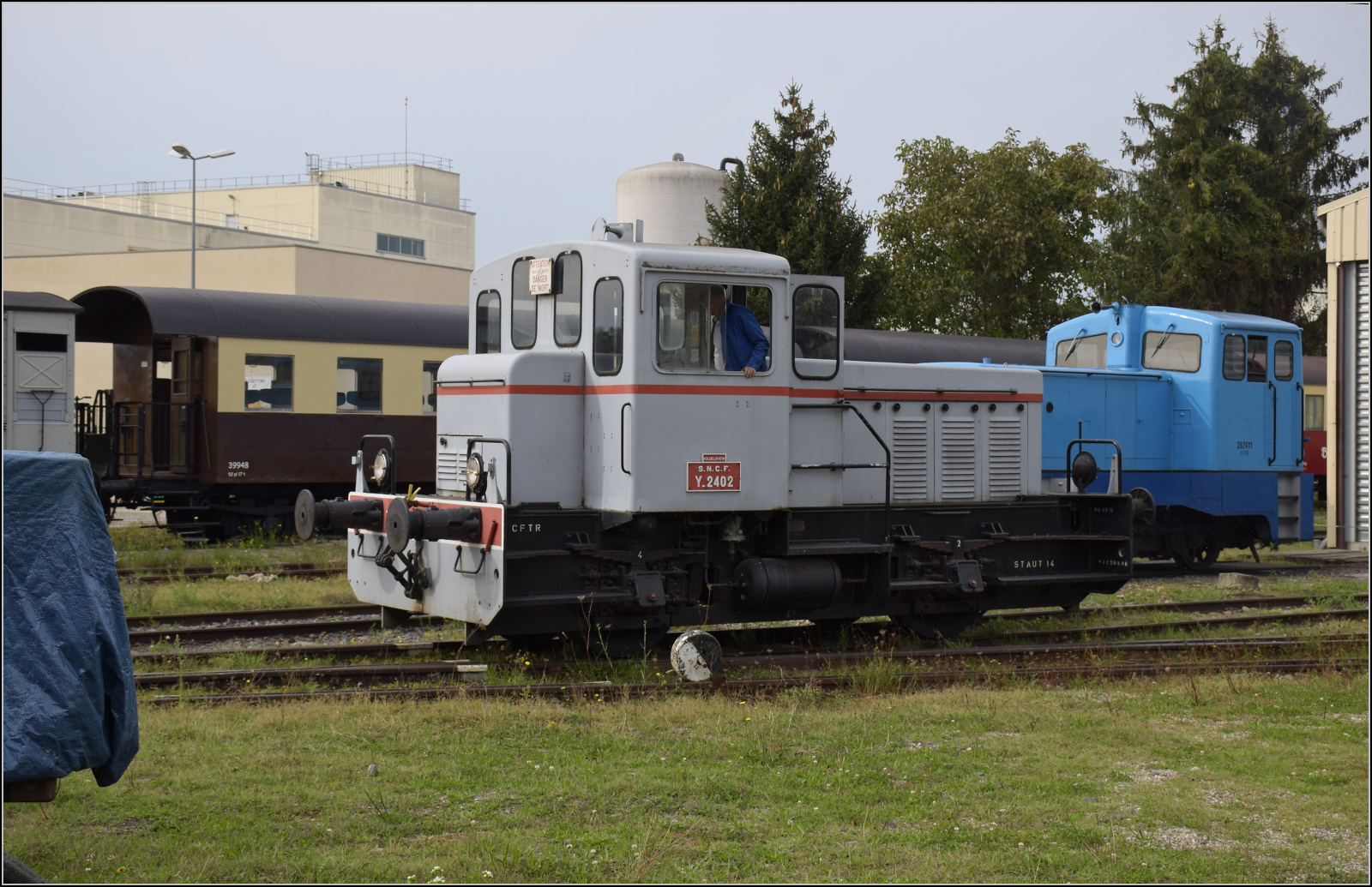 Im Elssser Ried bei der CFTR.

Ab sofort darf Y 2402 bernehmen und rangiert aus CTFR-Depot heraus. Volgelsheim, April 2019.