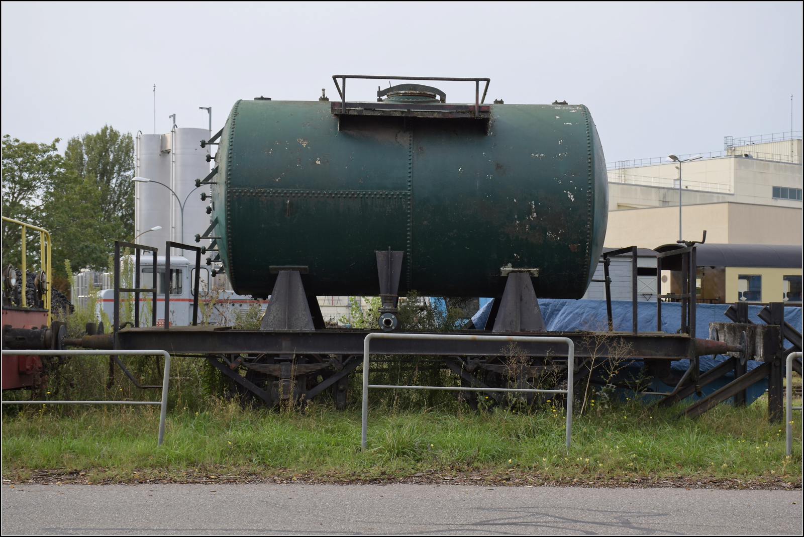 Im Elssser Ried bei der CFTR.

Ein Kesselwagen antiker Bauart ber dessen Herkunft ich leider nichts sagen kann. Volgelsheim, September 2024.