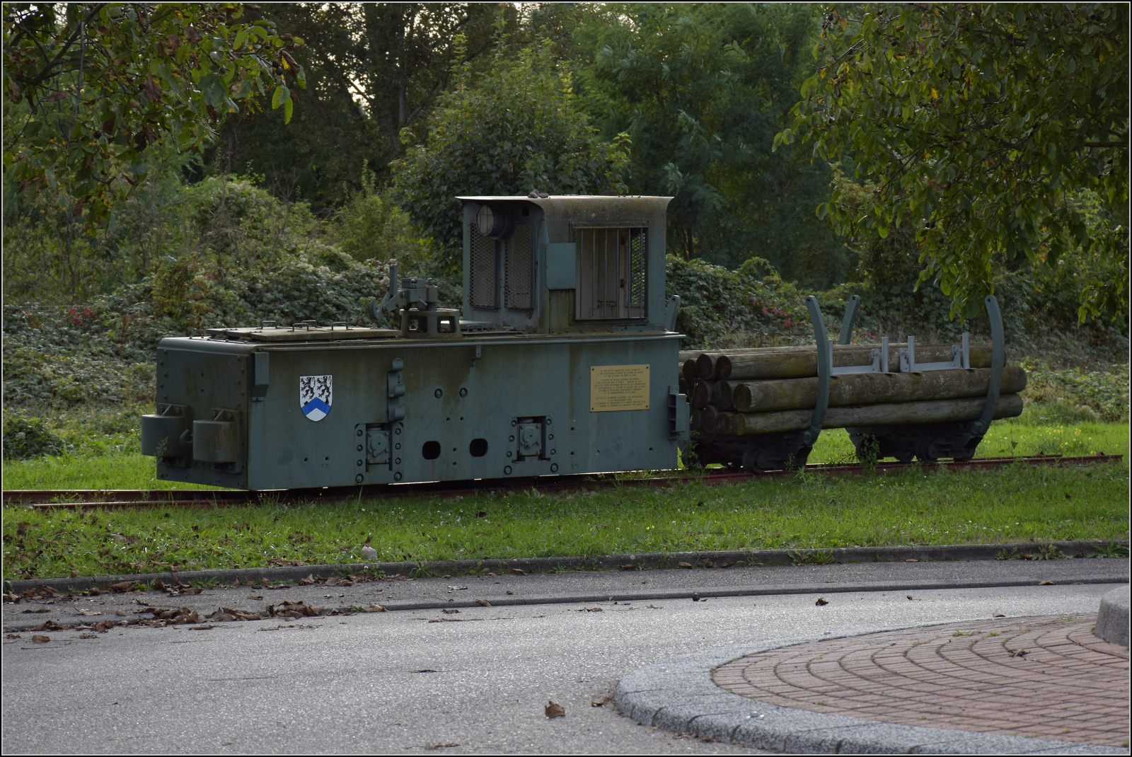 Im Elssser Ried bei der CFTR.

Eine Feldbahn ist in Volgelsheim (dem zufllig oder nicht zufllig ehemaligen 'Neu-Breisach Feldbahnhof') als Denkmal erhalten. Volgelsheim, April 2019.