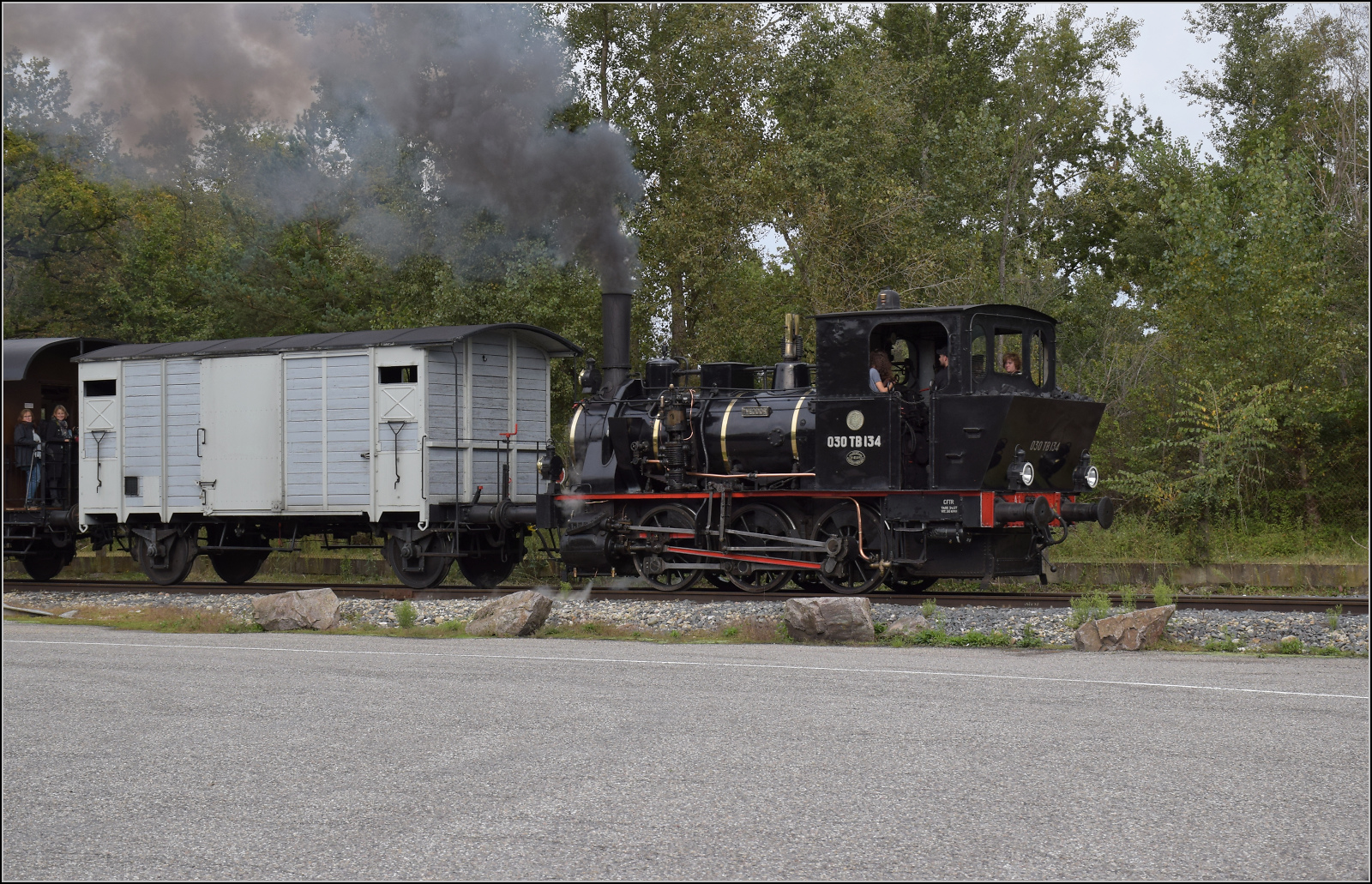 Im Elsässer Ried mit der CFTR.

030 TB 134  Theodor  vor der Hygieneartikelfabrik Georgia Pacific. Kunheim, September 2024.