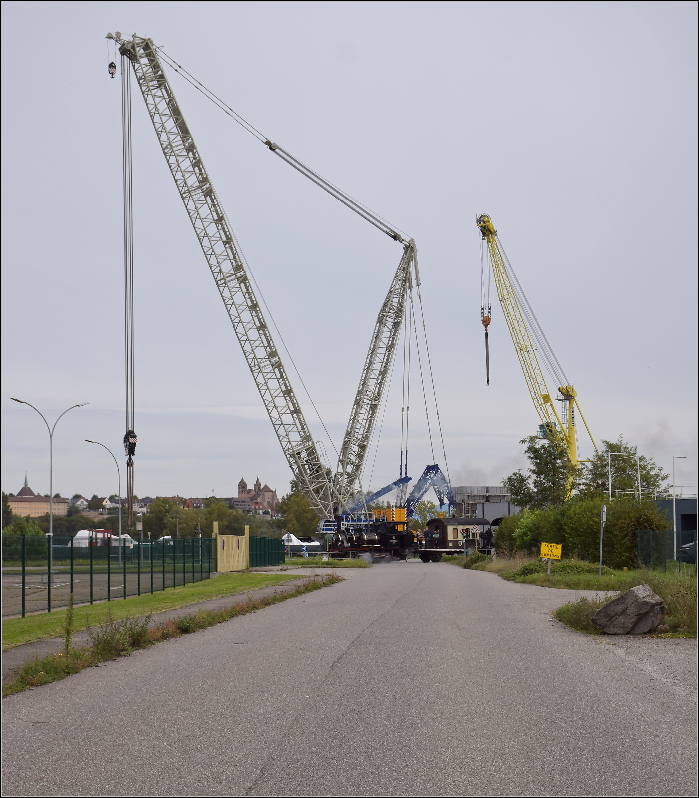 Im Elssser Ried mit der CFTR.

030 TB 134  Theodor  am Rheinhafen Neu-Breisach/Colmar. Nur halbwegs rechtzeitig angekommen, stand berraschend der riesige Verladekran im Hafen, so wurde aus dem Bild mit Mnster ein Bild mit Kran-Monster. Volgelsheim, September 2024