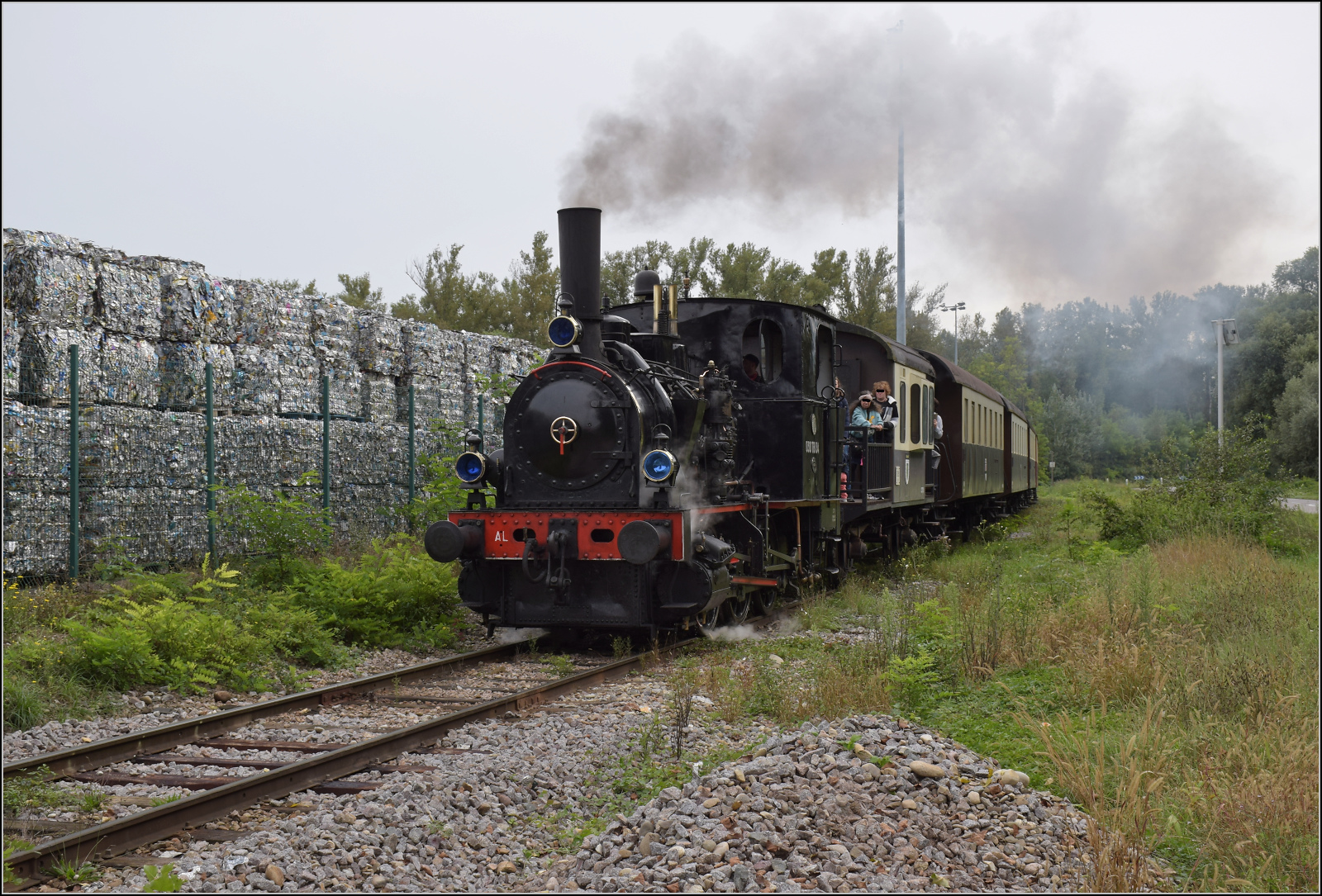 Im Elssser Ried mit der CFTR.

030 TB 134  Theodor  am Rheinhafen Neu-Breisach/Colmar auf Vogelgrner Gemarkung. Links das Haupttransportgut der Hafenbahn: Aluminiumschrott, der anschlieend recycelt zur weiteren Verwendung wieder auf Schiene und Wasser transportiert wird. September 2024.