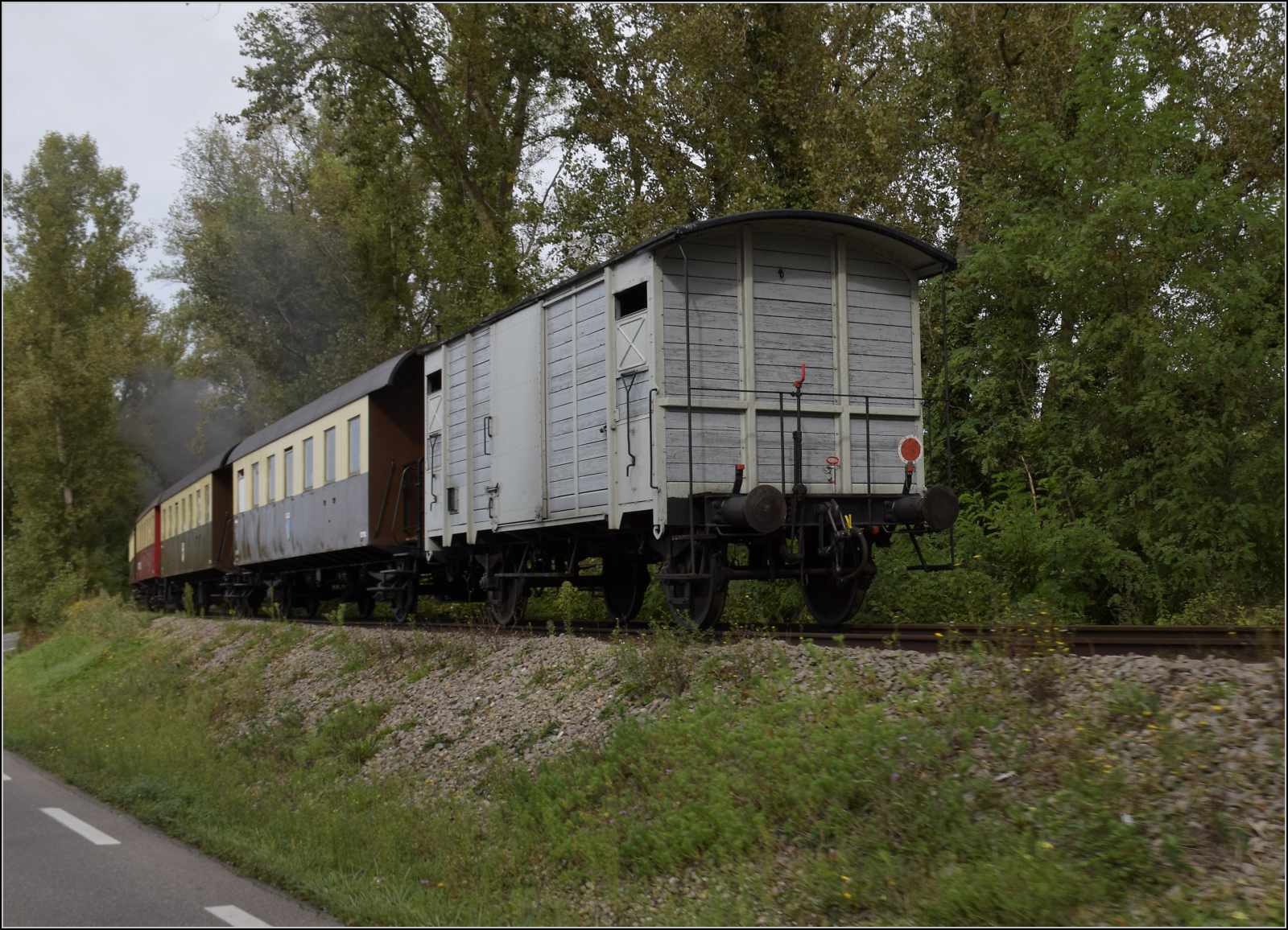 Im Elsässer Ried mit der CFTR.

Am Zugschluss des Mueseumszugs hängt K 369. Am Colmarer Kanal bei Biesheim, September 2024.