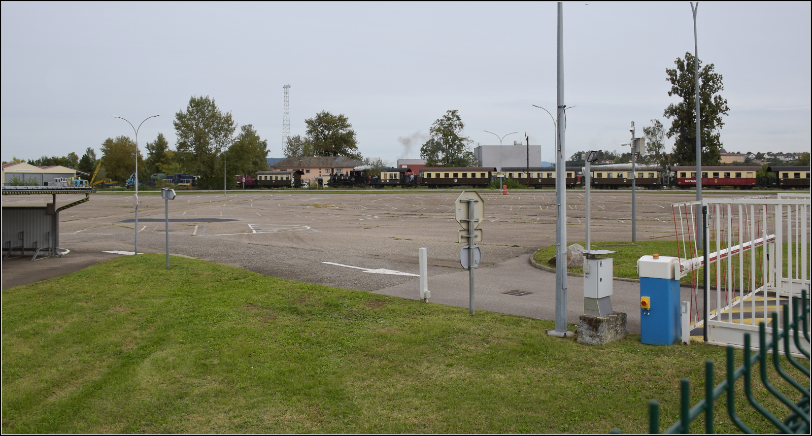 Im Elssser Ried mit der CFTR.

Kaugummis werden heute keine produziert, wie man am leeren Parkplatz von Wrigley's France erkennen kann. Dafr zieht 030 TB 134  Theodor  den Museumszug am Gelnde vorbei. Volgelsheim, September 2024