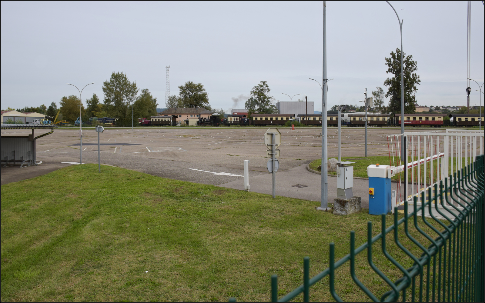 Im Elssser Ried mit der CFTR.

Kaugummis werden heute keine produziert, wie man am leeren Parkplatz von Wrigley's France erkennen kann. Dafr zieht 030 TB 134  Theodor  den Museumszug am Gelnde vorbei. Volgelsheim, September 2024