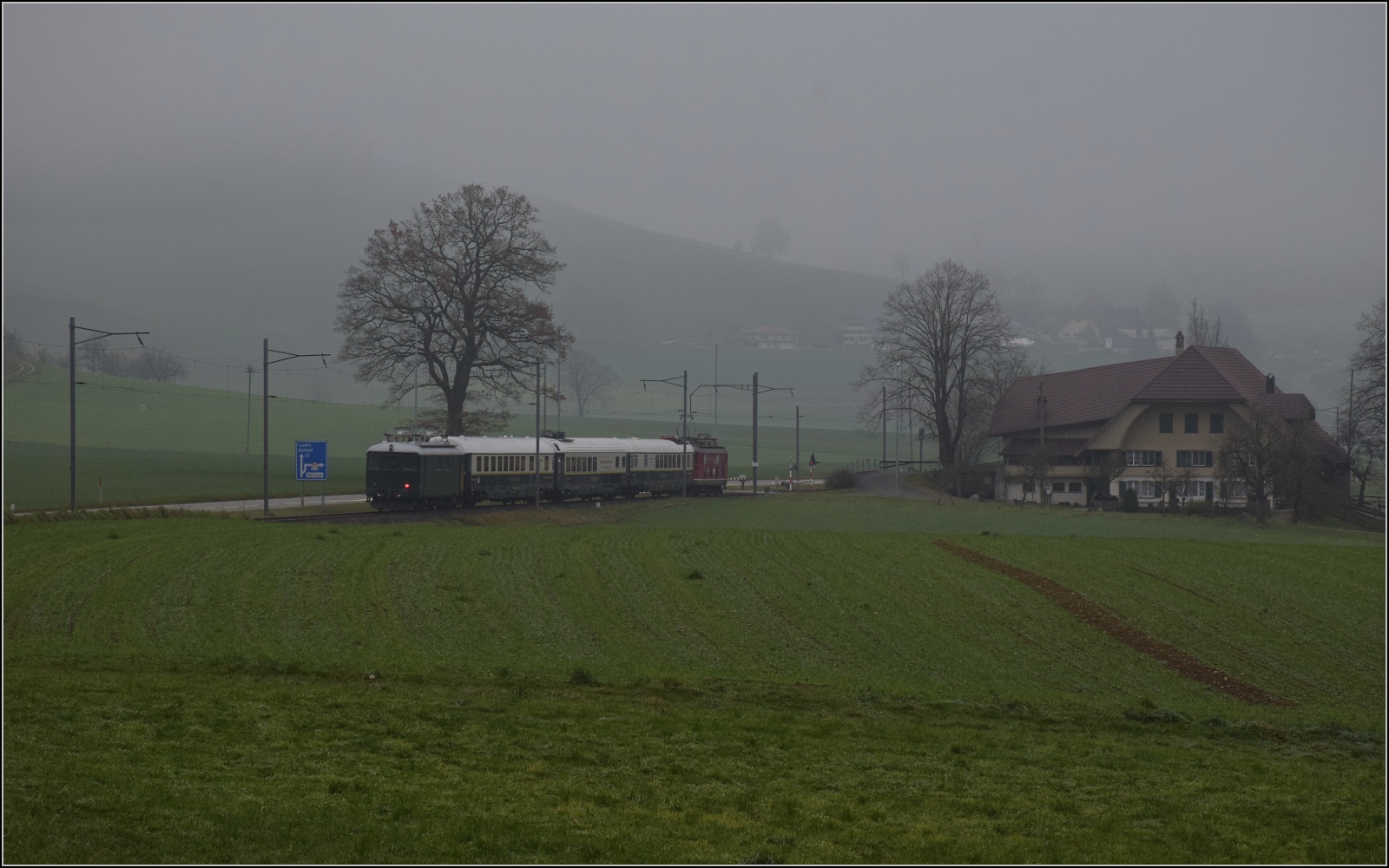 Im Stile des Orientexpress. 

Mit Re 4/4 10039 und Re 4/4 I 10009 am Zugschluss. Waltrigen, November 2022.