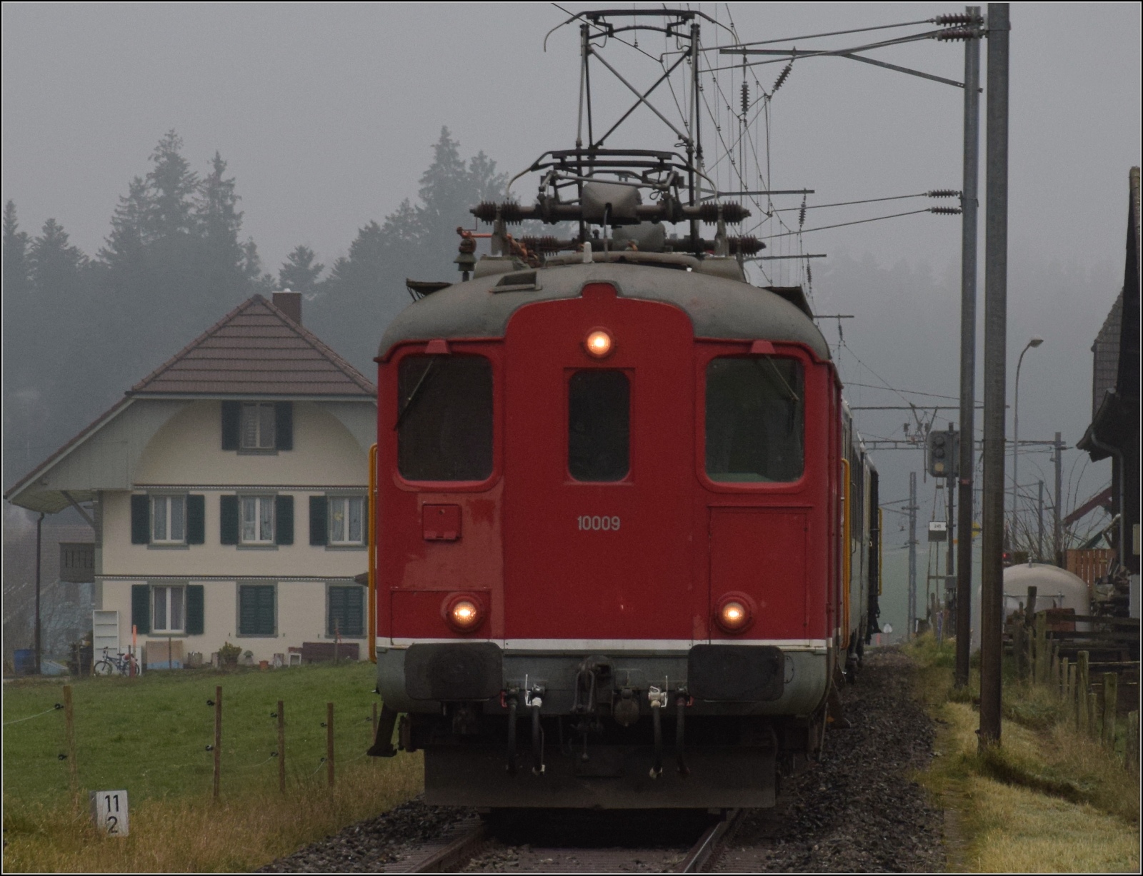 Im Stile des Orientexpress. 

Mit Re 4/4 10039. Waltrigen, November 2022.