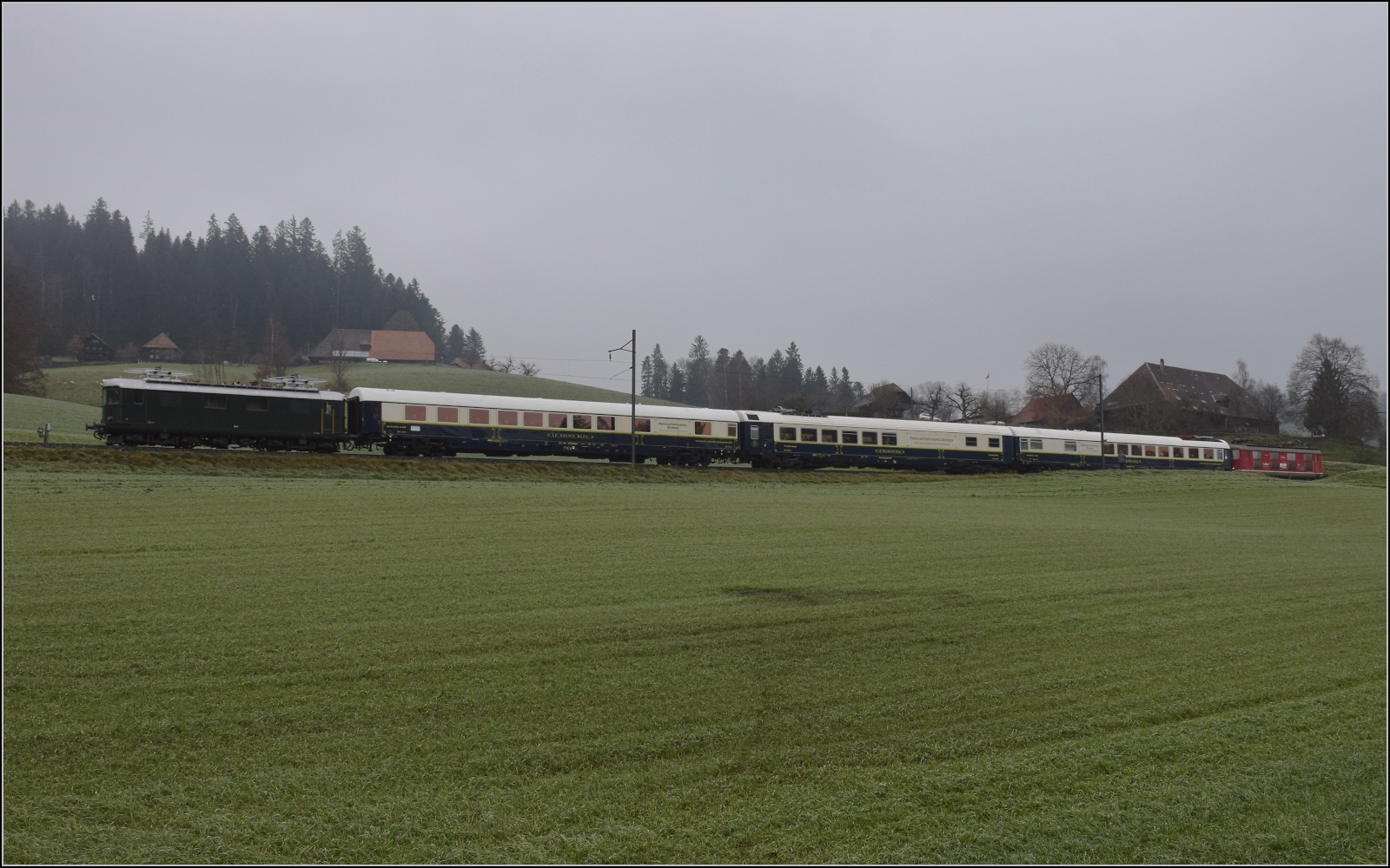 Im Stile des Orientexpress. 

Mit Re 4/4 I 10009 vorne und Re 4/4 I 10039 hinten. Underboume, November 2022.