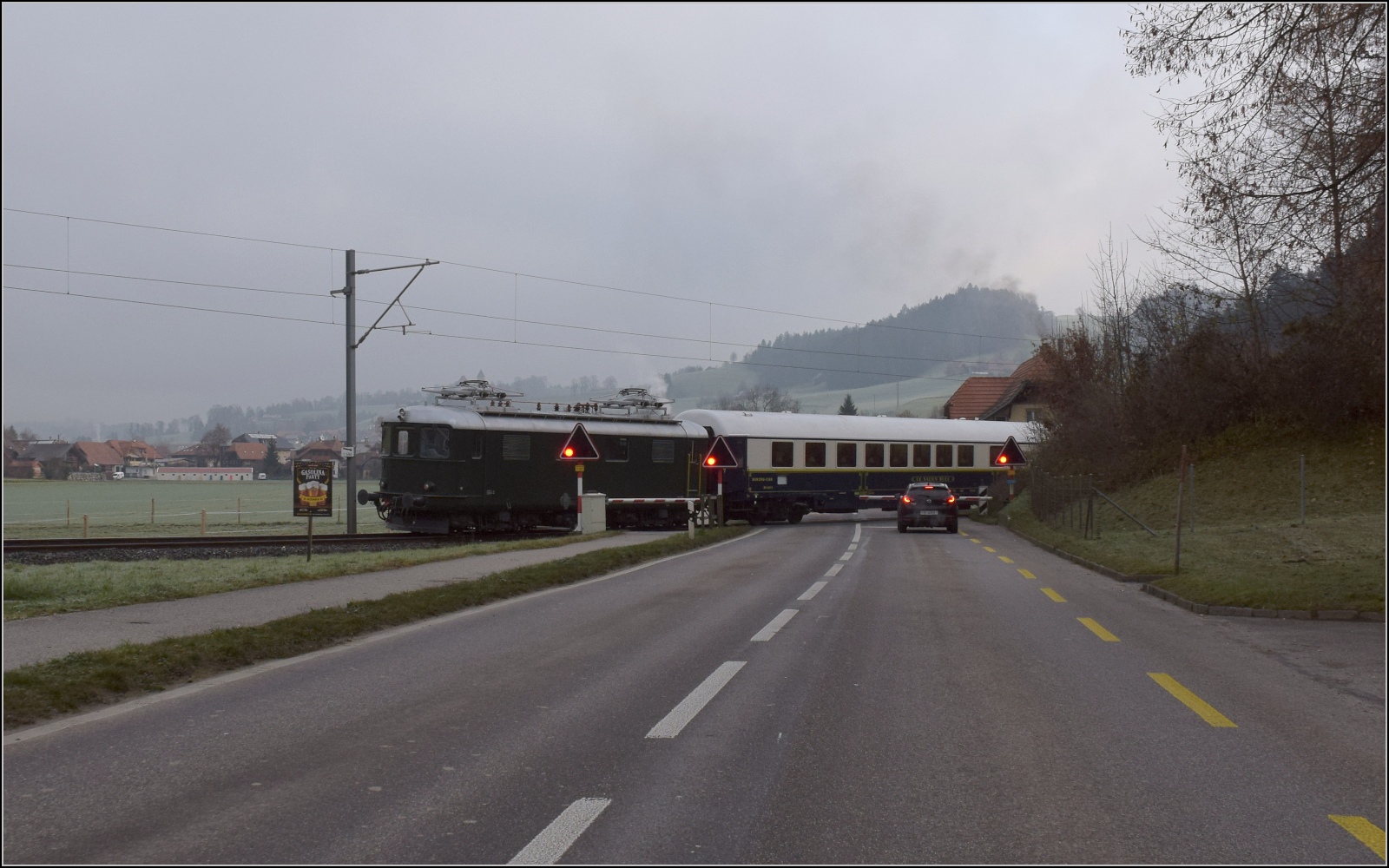 Im Stile des Orientexpress. 

Mit Re 4/4 I 10039 hinten am Bahnbergang Grnenmatt. November 2022.