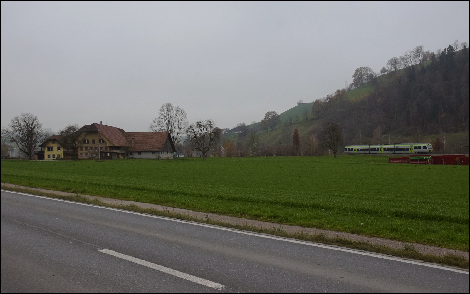 Im Stile des Orientexpress.

In Huswil hatte ich mich verzockt und die alternative Route über Langenthal und Lenzburg vergessen. Noch ein Nina-Bild ohne viele Schäfchen... November 2022.