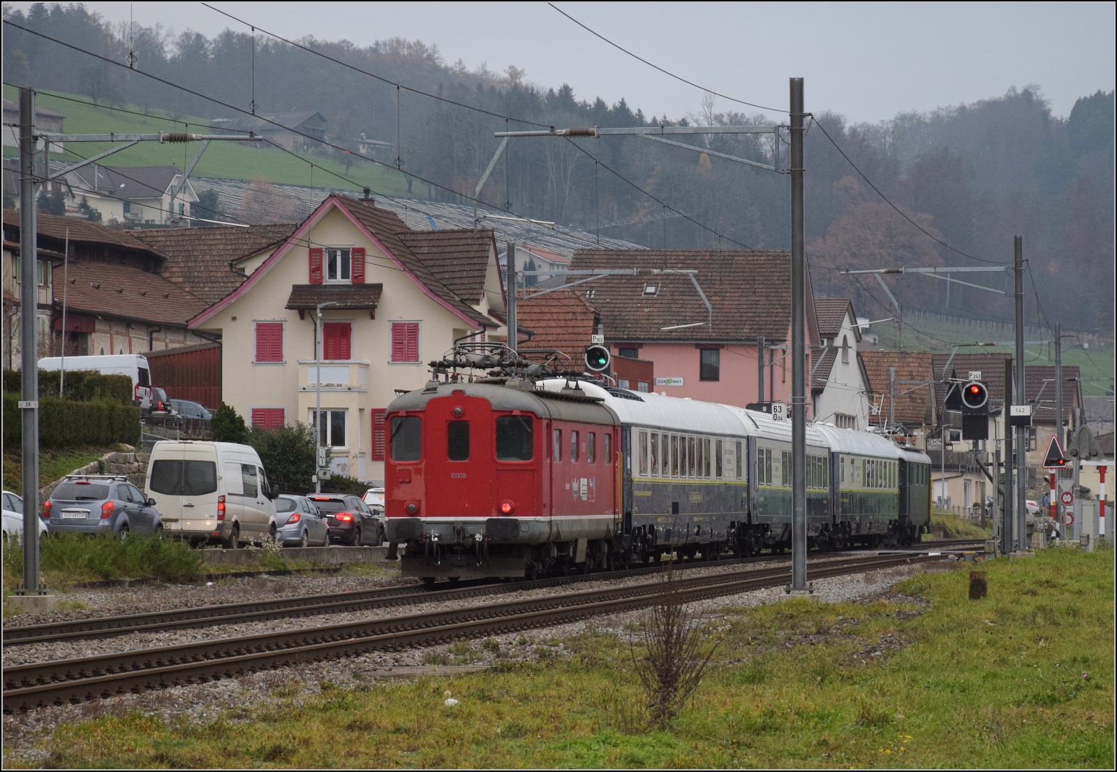 Im Stile des Orientexpress.

In Wauwil ist es gar nicht so einfach, einen Ausschnitt ohne moderne Klötzchenbebauung zu finden. Das letzte Bild zeigt den dahinziehenden Zug mit Re 4/4 I 10009 am Zugschluss. Damit endet die Serie. November 2022.
