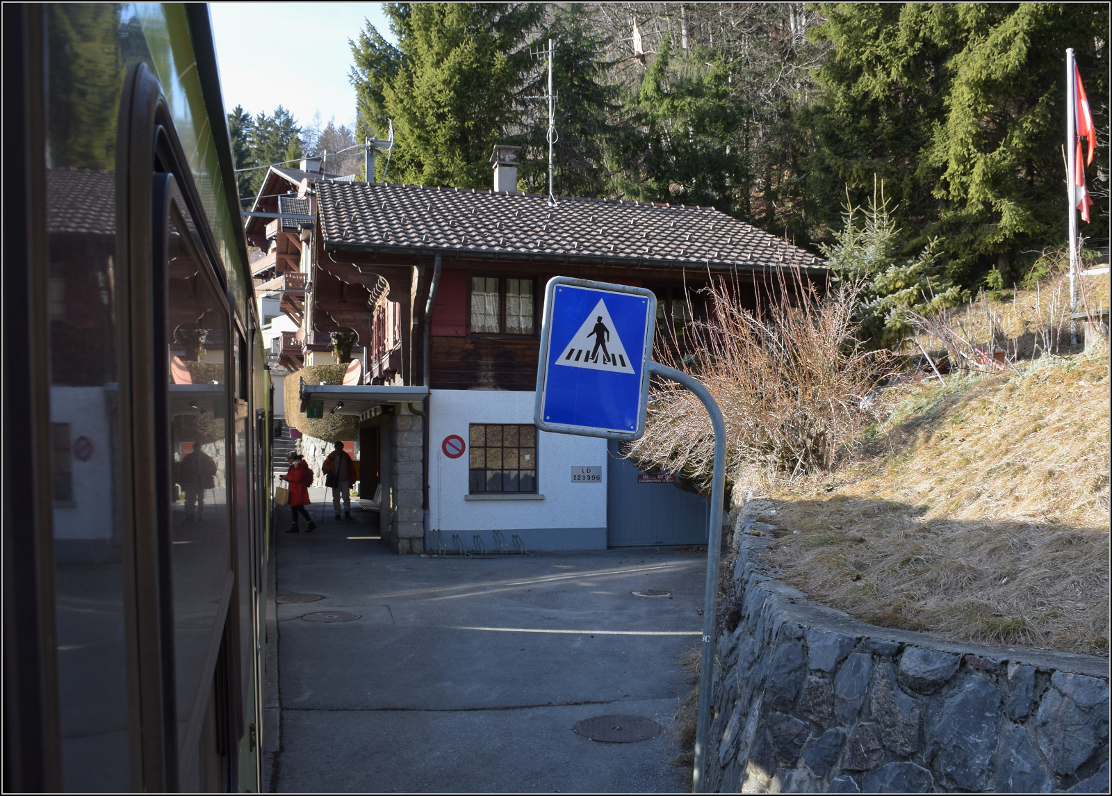 Im Strassenbahnhof Arveyes, dessen komplette Gleisanlage im normalen Strassenplanum liegt. Januar 2026.