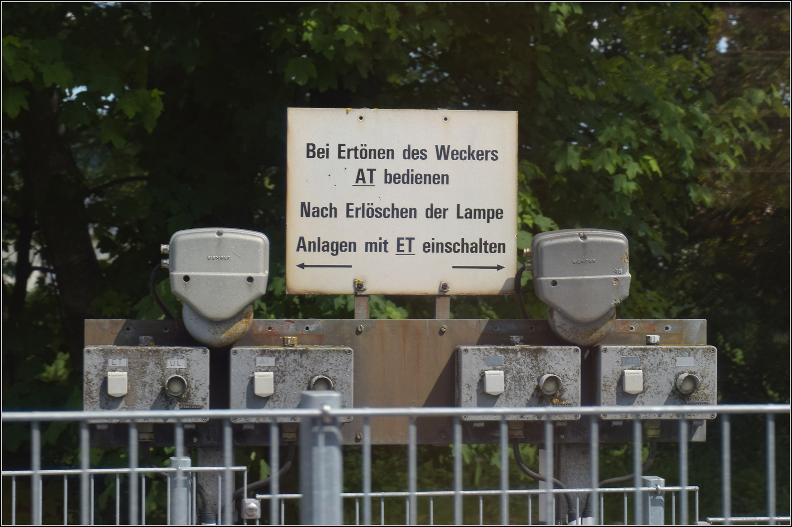 In Bopfingen ist diese seltsame Technikanordnung direkt am Zugang zum Bahnsteig. Juni 2025.