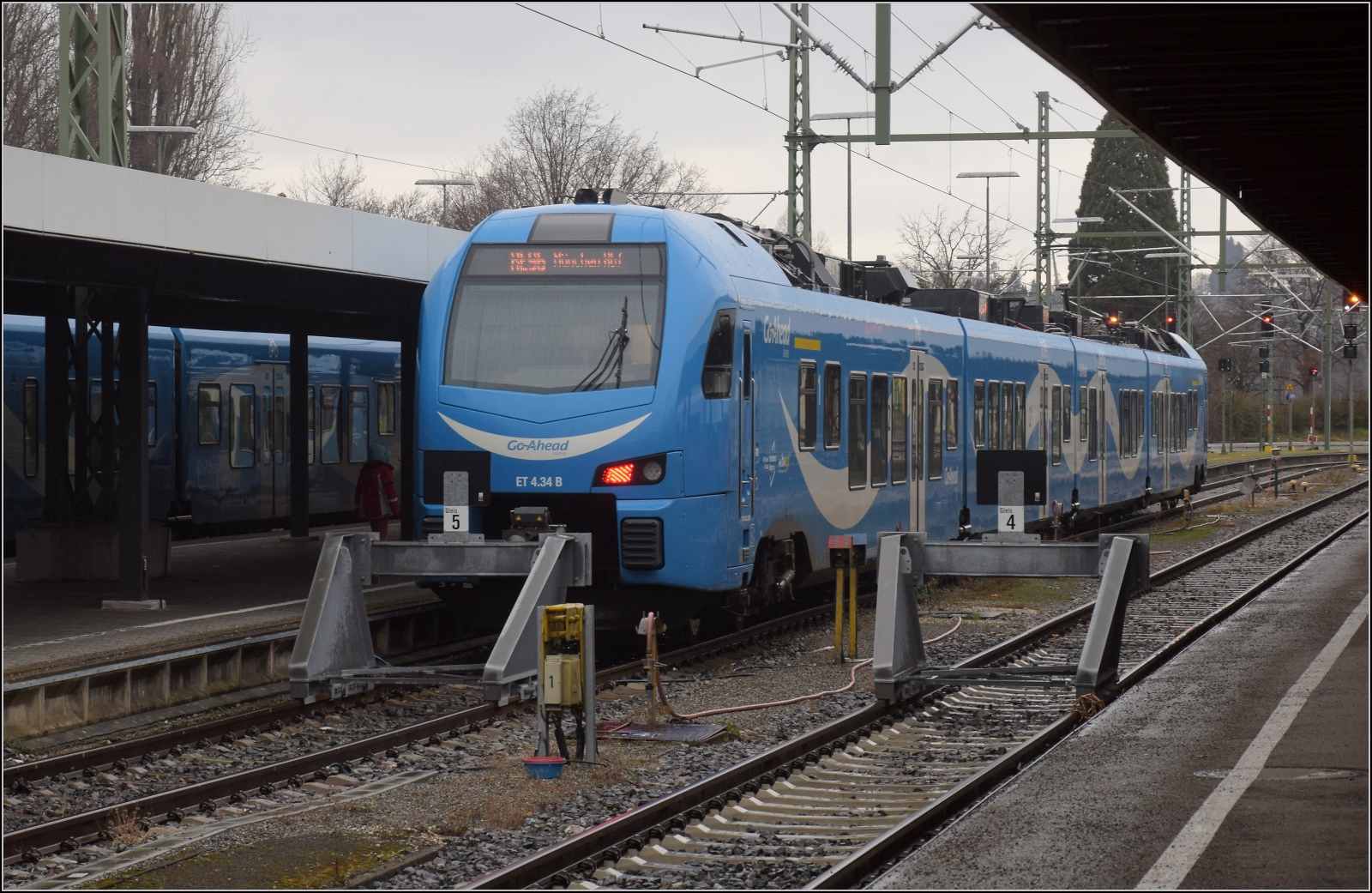 In Lindau Hbf steht 1428 030 GABY ET 4.34 nach München bereit. Februar 2023.