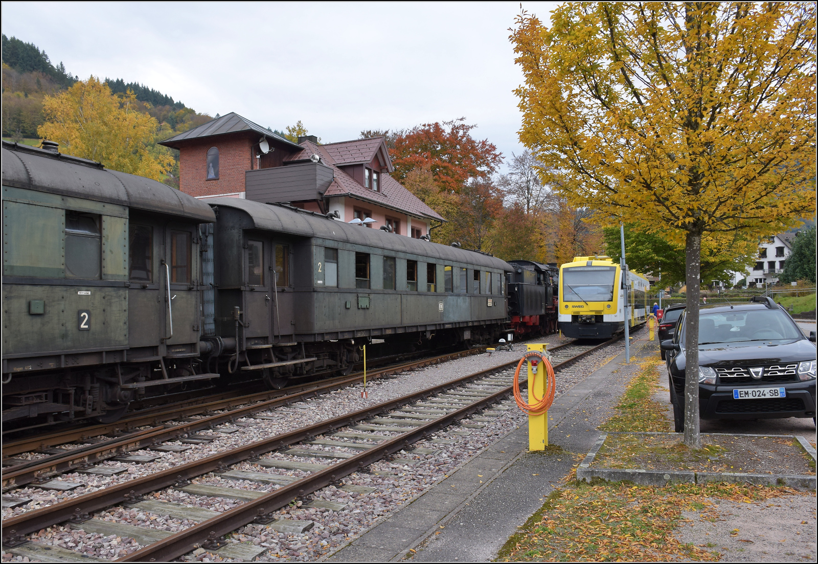 In Ottenhfen sind viele RS1 abgestellt. Im Bild ist der SWEG/OSB-Triebwagen 521 alias 650 583.  Links der Eilzugwagen 72 708 Dresden. Oktober 2025.