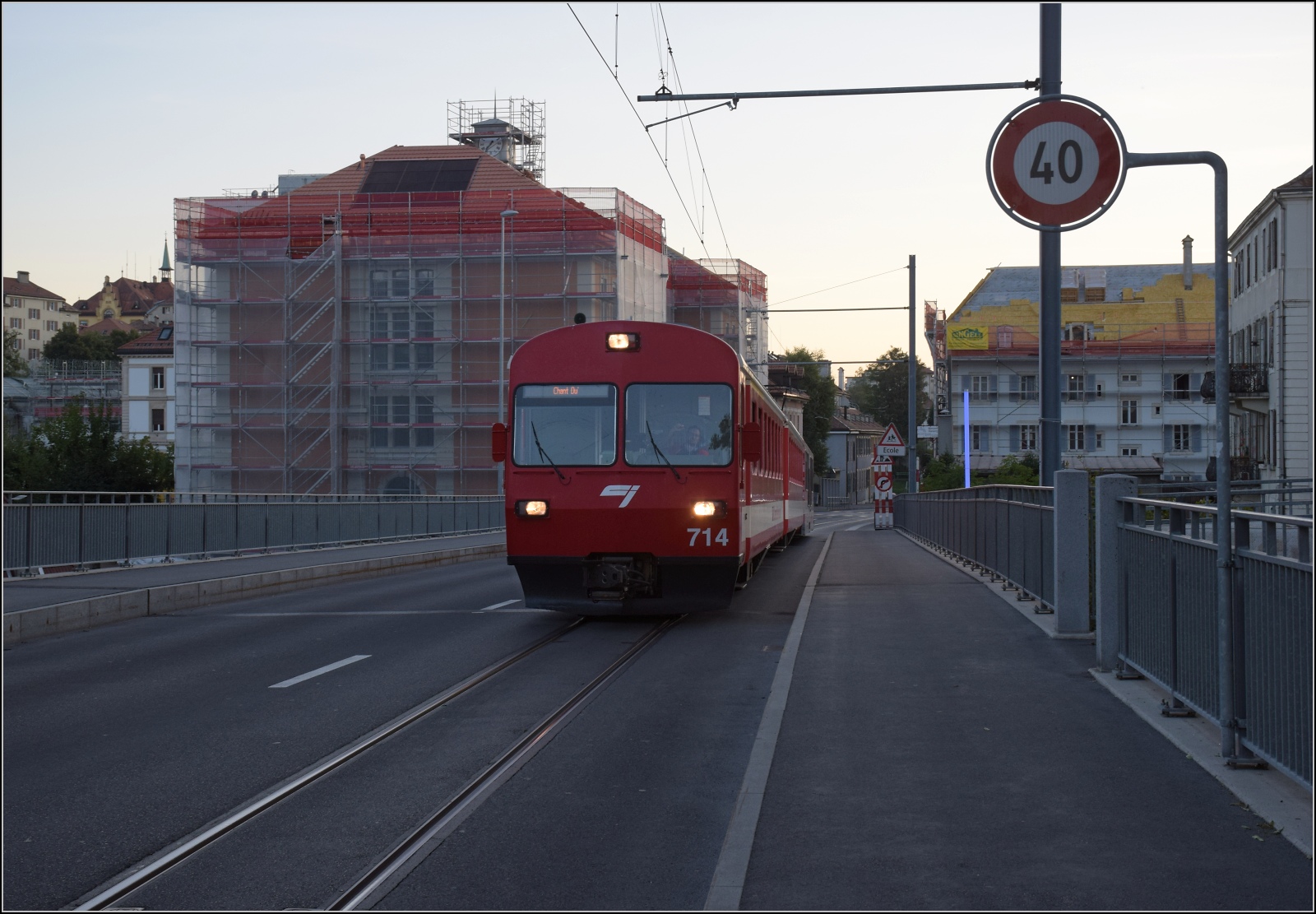 In den Strassen von La Chaux-de-Fonds, Steuerwagen B 714 führt den Zug mit Be 4/4 654. September 2023.
