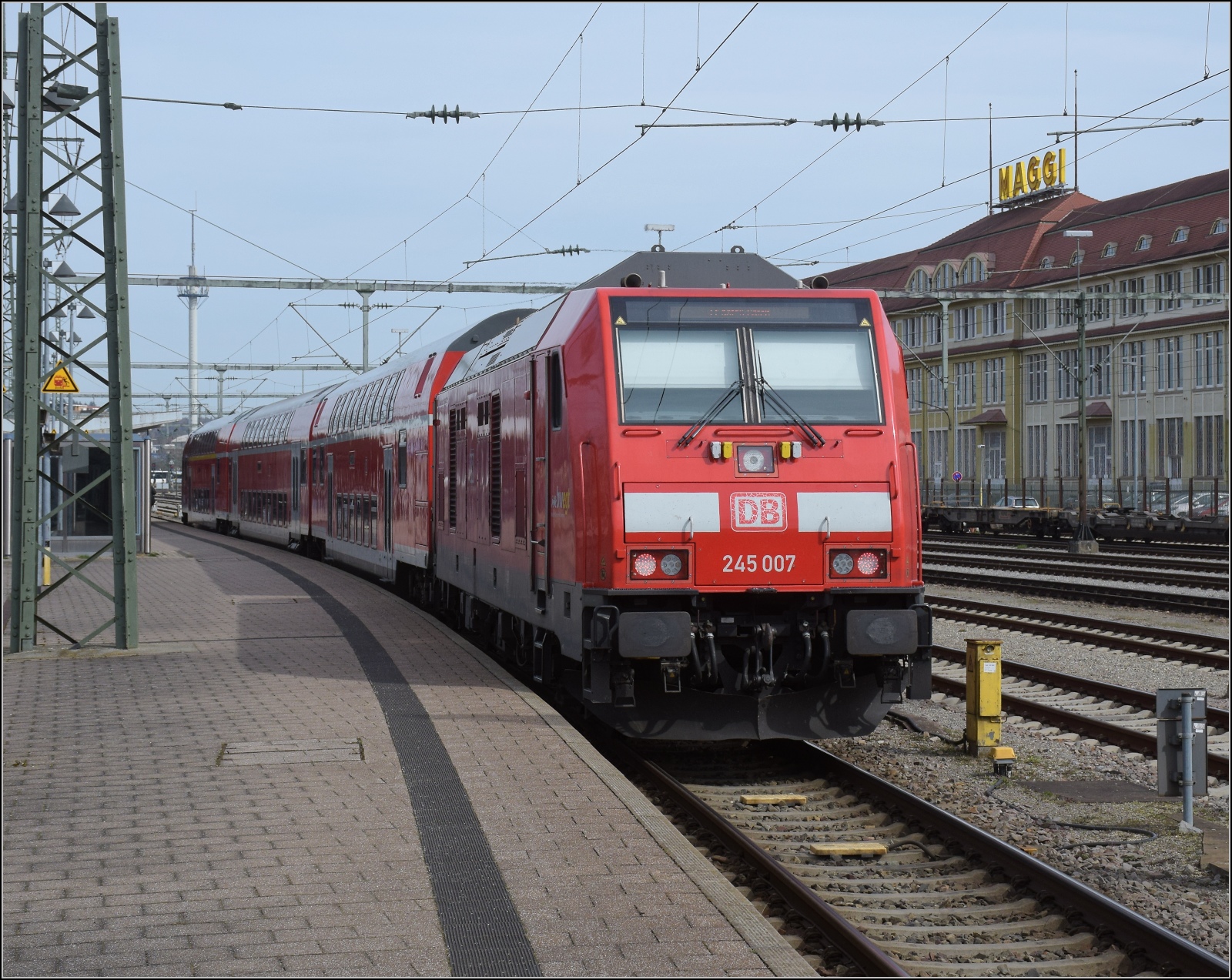 IRE 3 nach  hafen Hafen , pardon Fr'hafen Hafen von der Deutschen Bahn Bahn trifft in Singen ein. Am Zugschluss schiebt 245 007. Mrz 2023