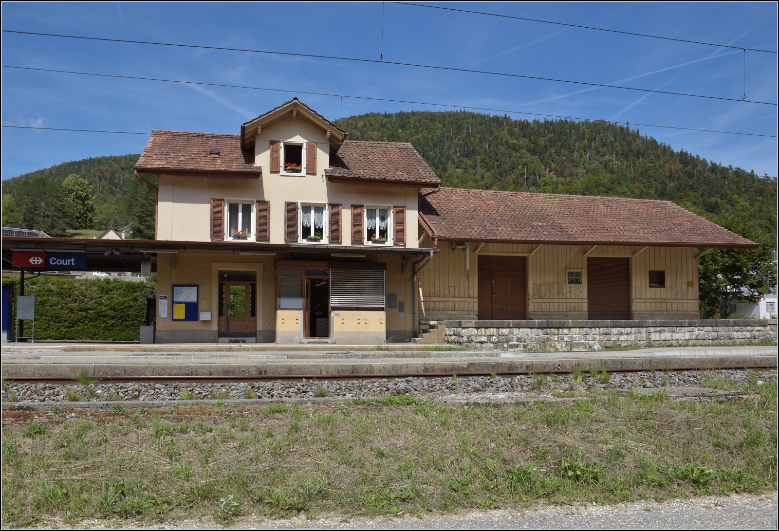 Jurabahn vor der Generalsanierung im Abschnitt Sanceboz-Sombeval – Moutier.

Das Empfangsgeb�ude von Court. August 2026. 
