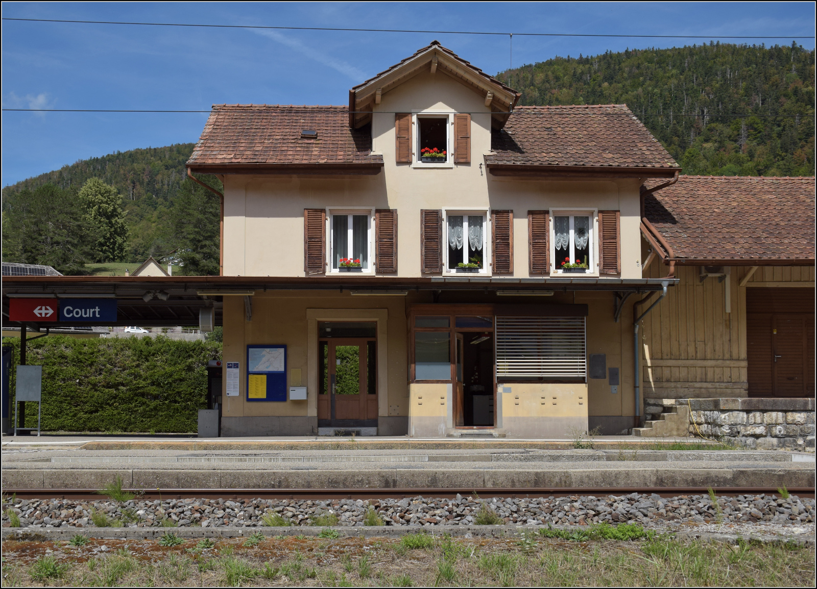 Jurabahn vor der Generalsanierung im Abschnitt Sanceboz-Sombeval – Moutier.

Das Empfangsgeb�ude von Court. August 2026. 