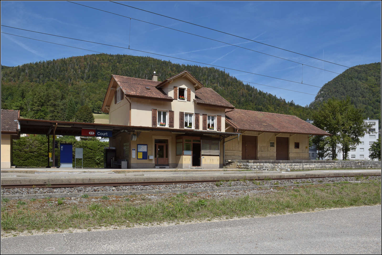 Jurabahn vor der Generalsanierung im Abschnitt Sanceboz-Sombeval – Moutier.

Das Empfangsgeb�ude von Court. August 2026. 
