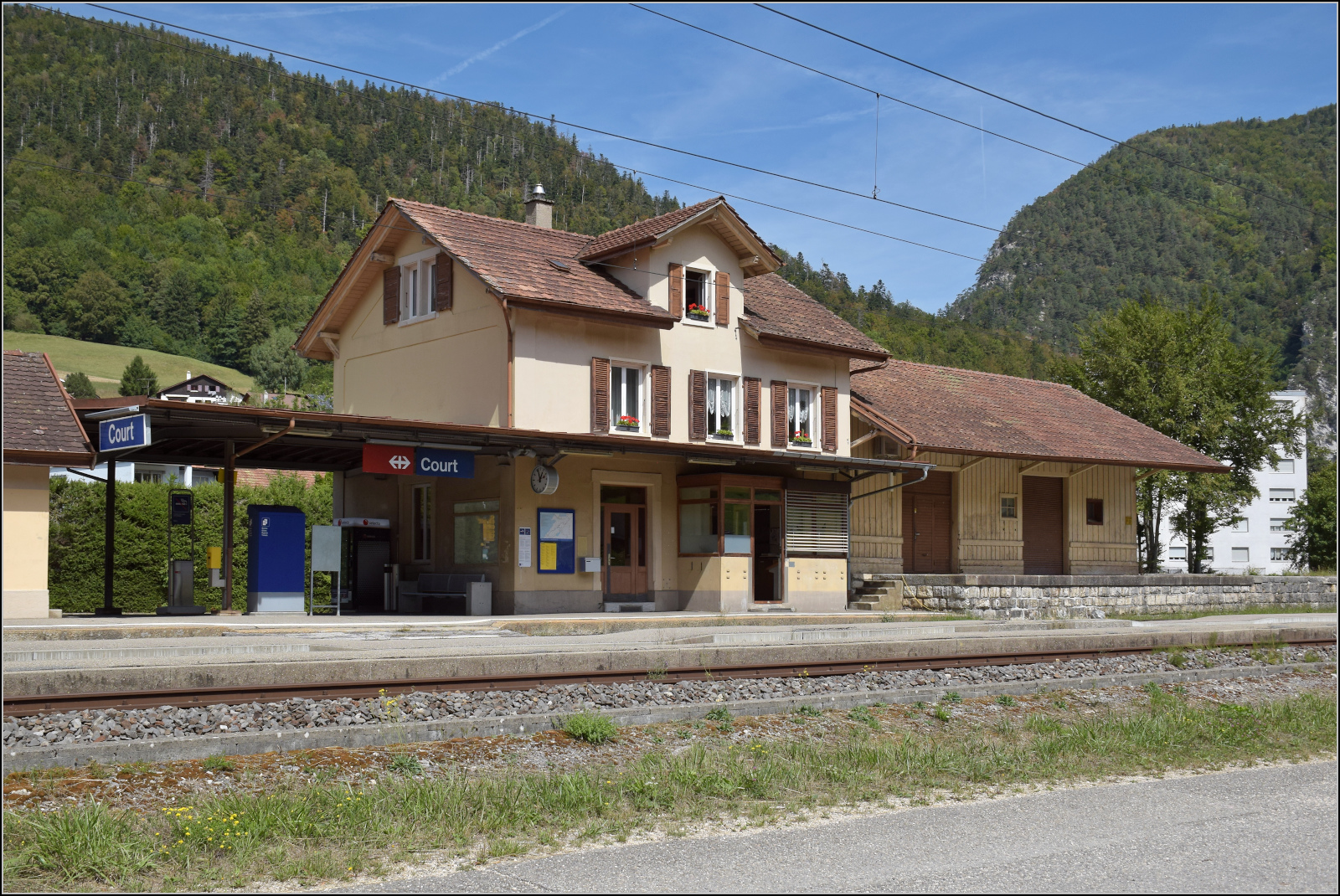 Jurabahn vor der Generalsanierung im Abschnitt Sanceboz-Sombeval – Moutier.

Das Empfangsgeb�ude von Court. August 2026. 