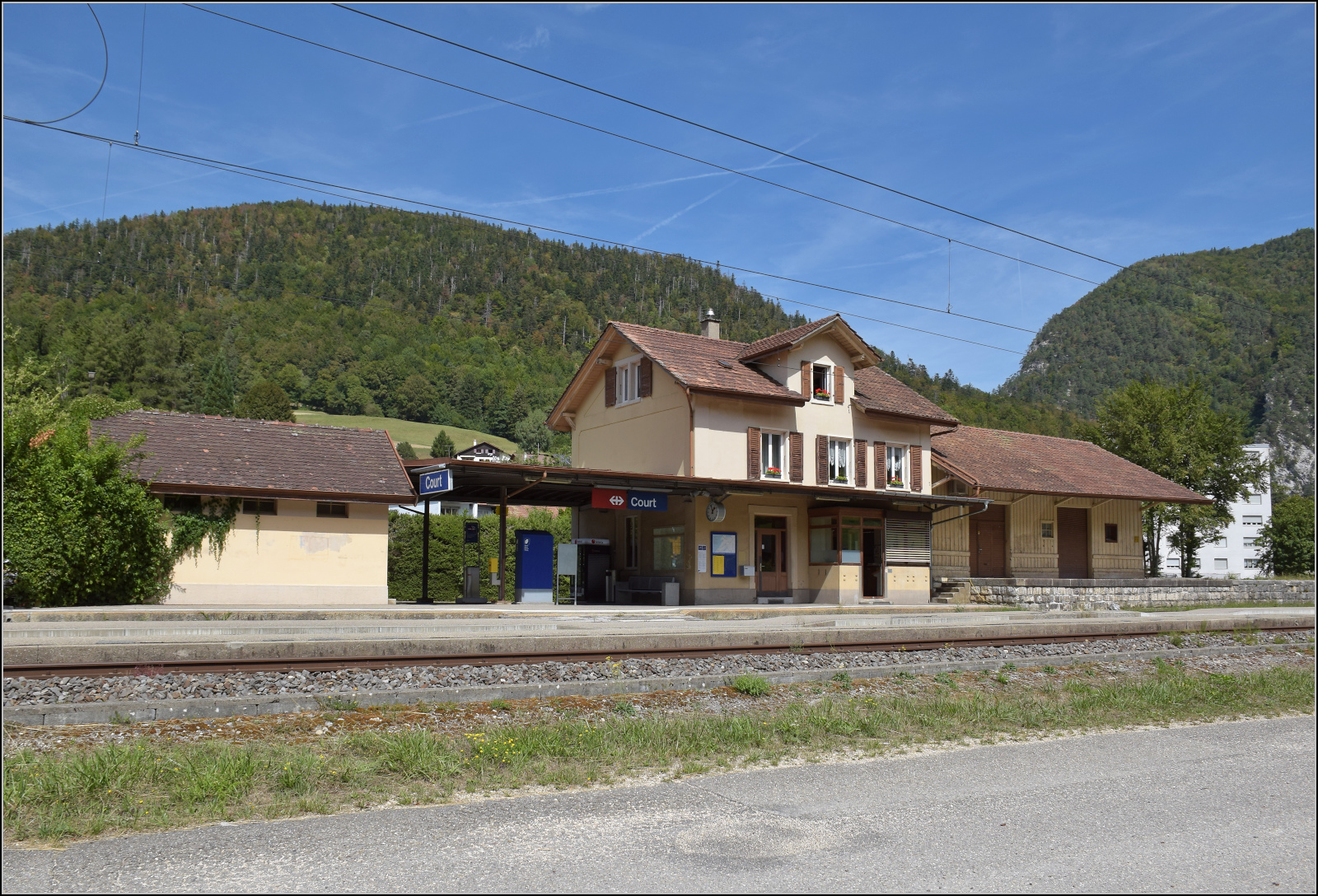 Jurabahn vor der Generalsanierung im Abschnitt Sanceboz-Sombeval – Moutier.

Das Empfangsgeb�ude von Court. August 2026. 