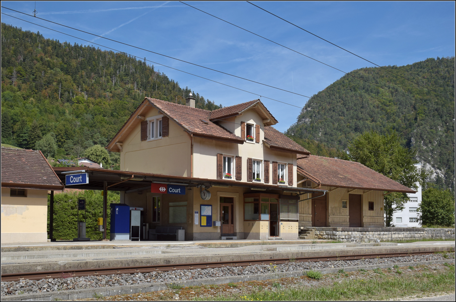 Jurabahn vor der Generalsanierung im Abschnitt Sanceboz-Sombeval – Moutier.

Das Empfangsgeb�ude von Court. August 2026. 