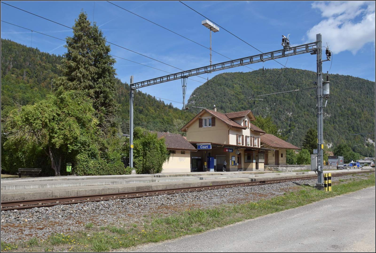 Jurabahn vor der Generalsanierung im Abschnitt Sanceboz-Sombeval – Moutier.

Das Empfangsgeb�ude von Court. August 2026. 