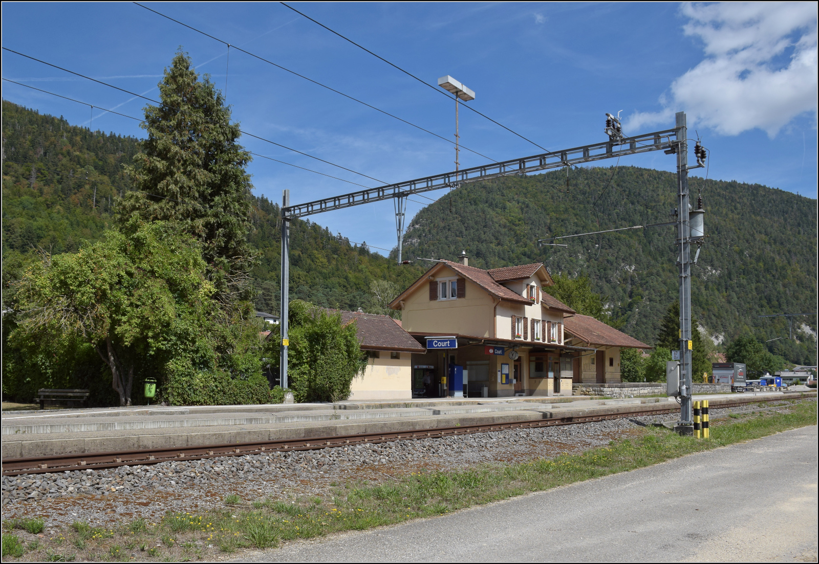 Jurabahn vor der Generalsanierung im Abschnitt Sanceboz-Sombeval – Moutier.

Das Empfangsgeb�ude von Court. August 2026. 