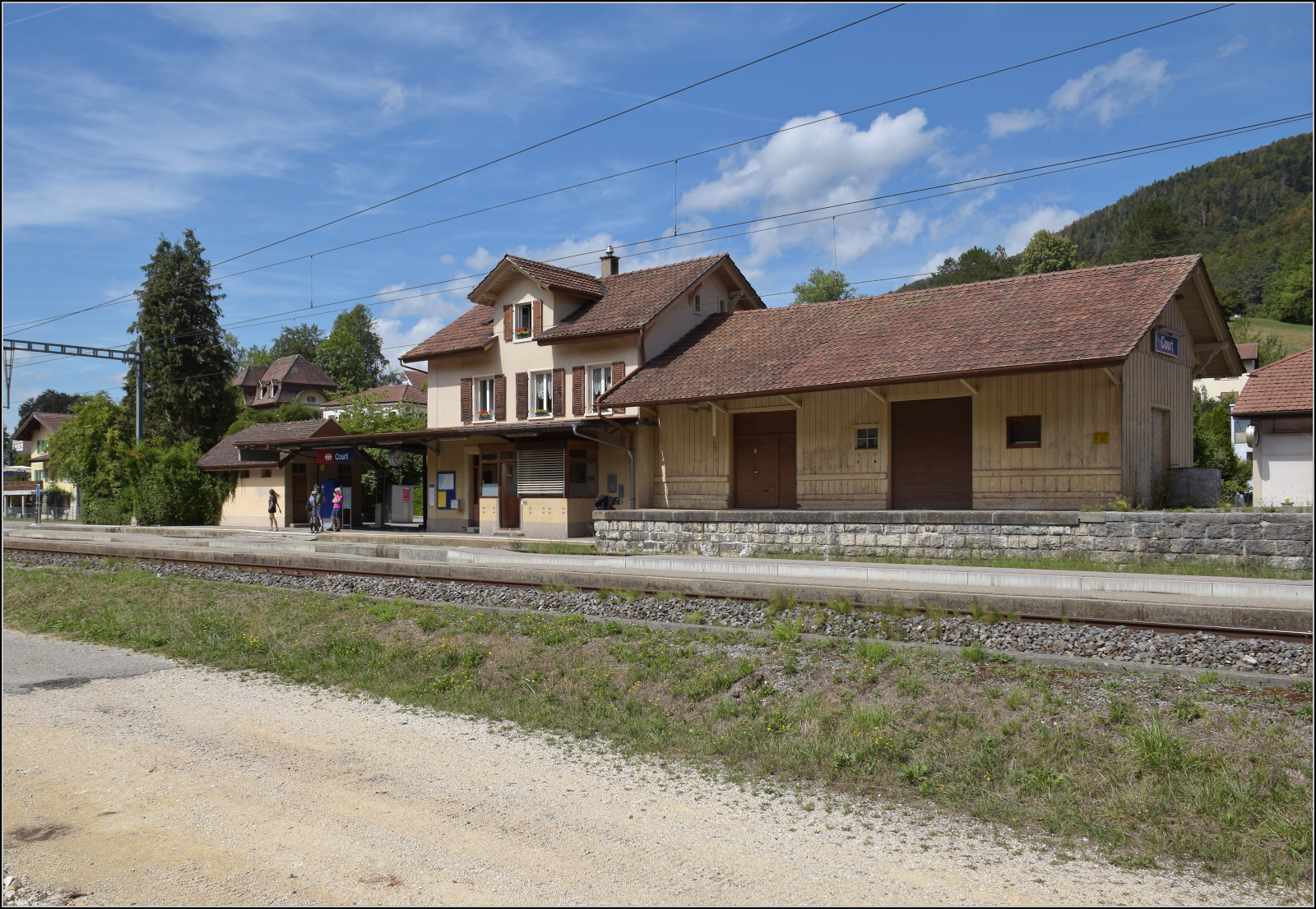 Jurabahn vor der Generalsanierung im Abschnitt Sanceboz-Sombeval – Moutier.

Der G�terschuppen von Court. August 2026. 