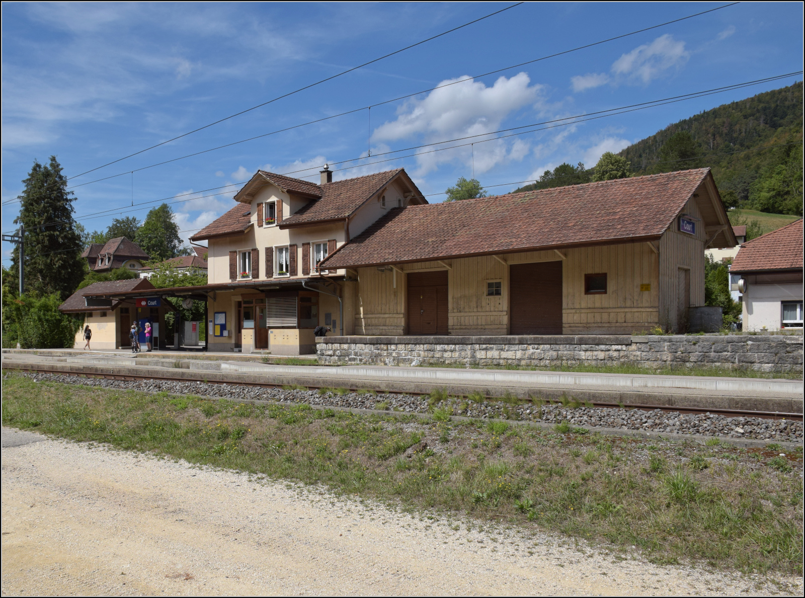 Jurabahn vor der Generalsanierung im Abschnitt Sanceboz-Sombeval – Moutier.

Der G�terschuppen von Court. August 2026. 