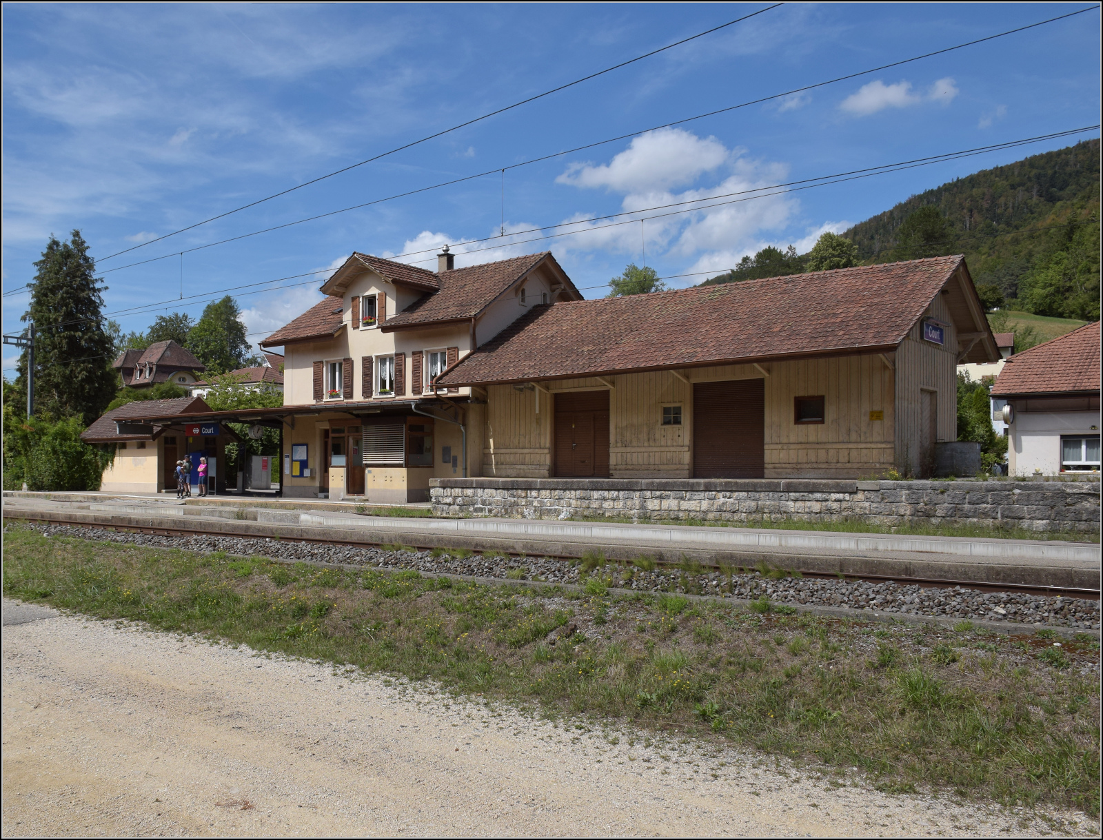 Jurabahn vor der Generalsanierung im Abschnitt Sanceboz-Sombeval – Moutier.

Der G�terschuppen von Court. August 2026. 