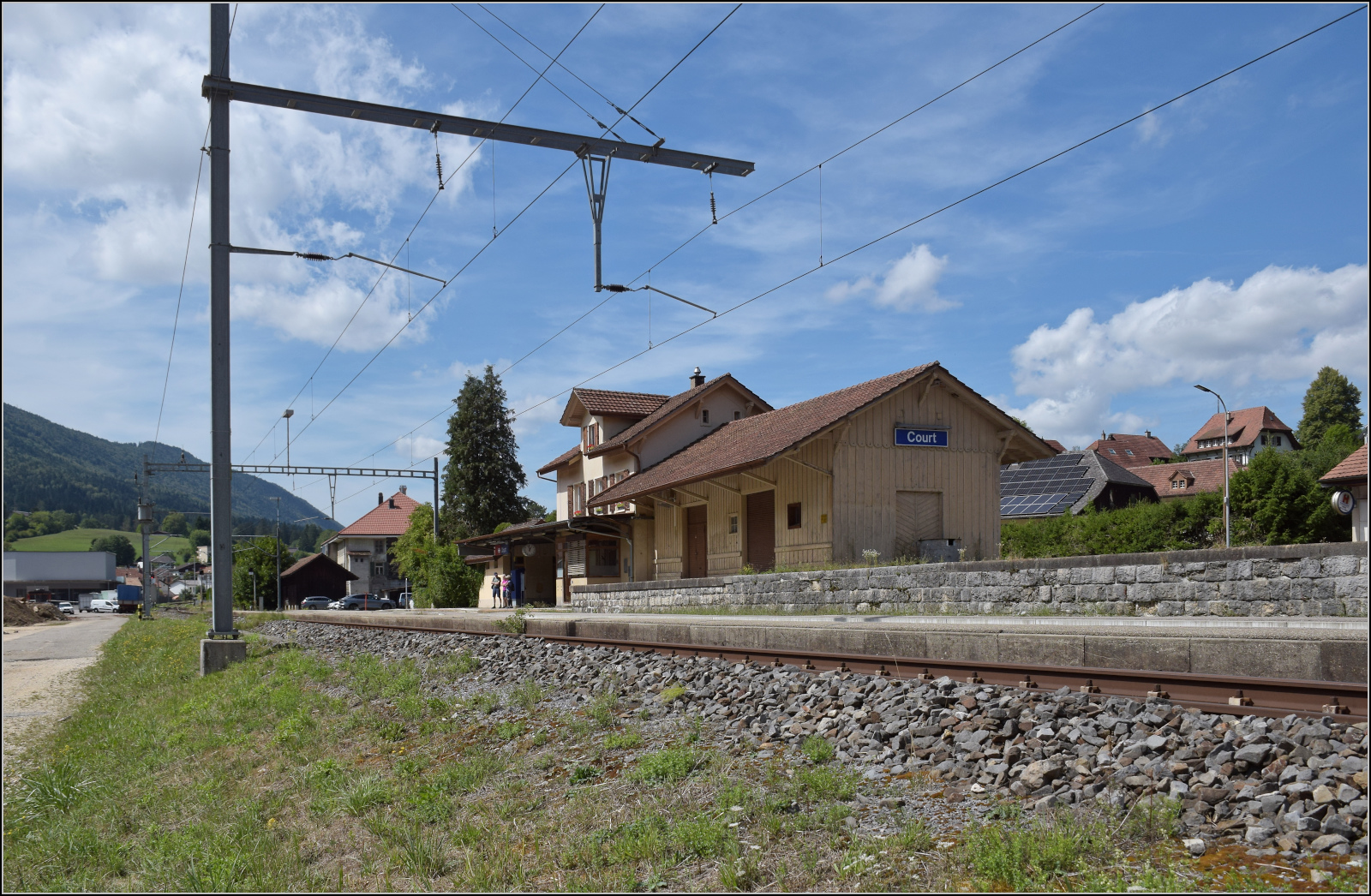 Jurabahn vor der Generalsanierung im Abschnitt Sanceboz-Sombeval – Moutier.

Der G�terschuppen von Court. August 2026. 