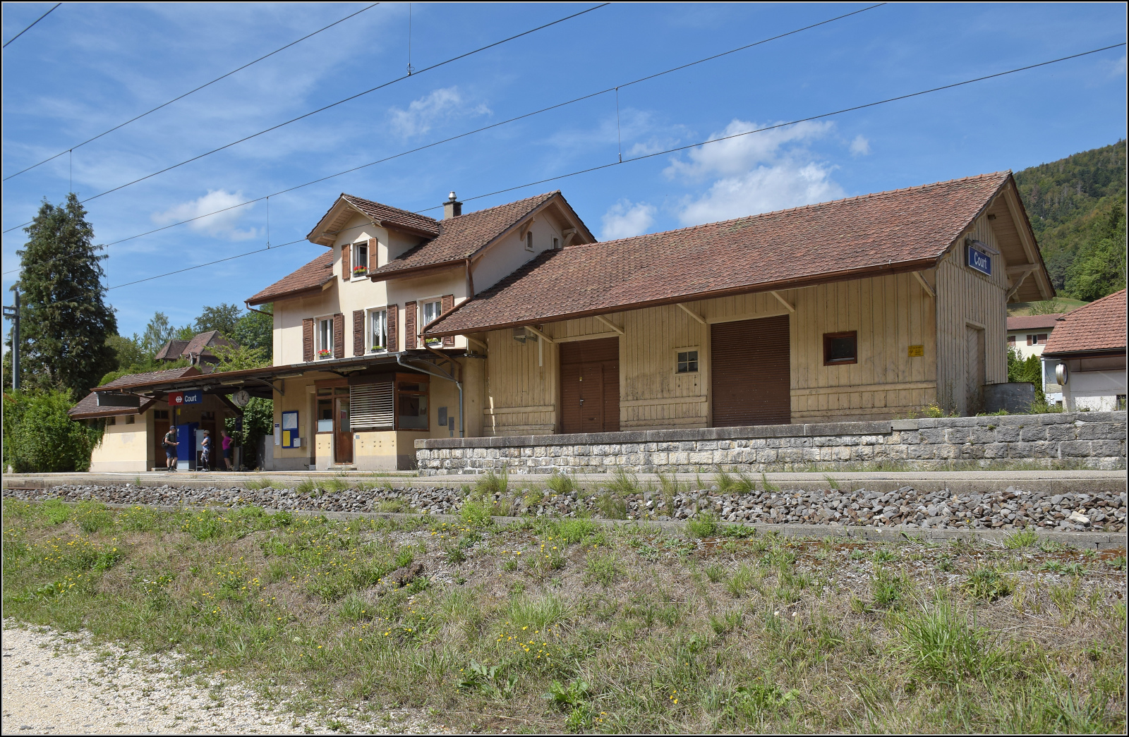 Jurabahn vor der Generalsanierung im Abschnitt Sanceboz-Sombeval – Moutier.

Der G�terschuppen von Court. August 2026. 