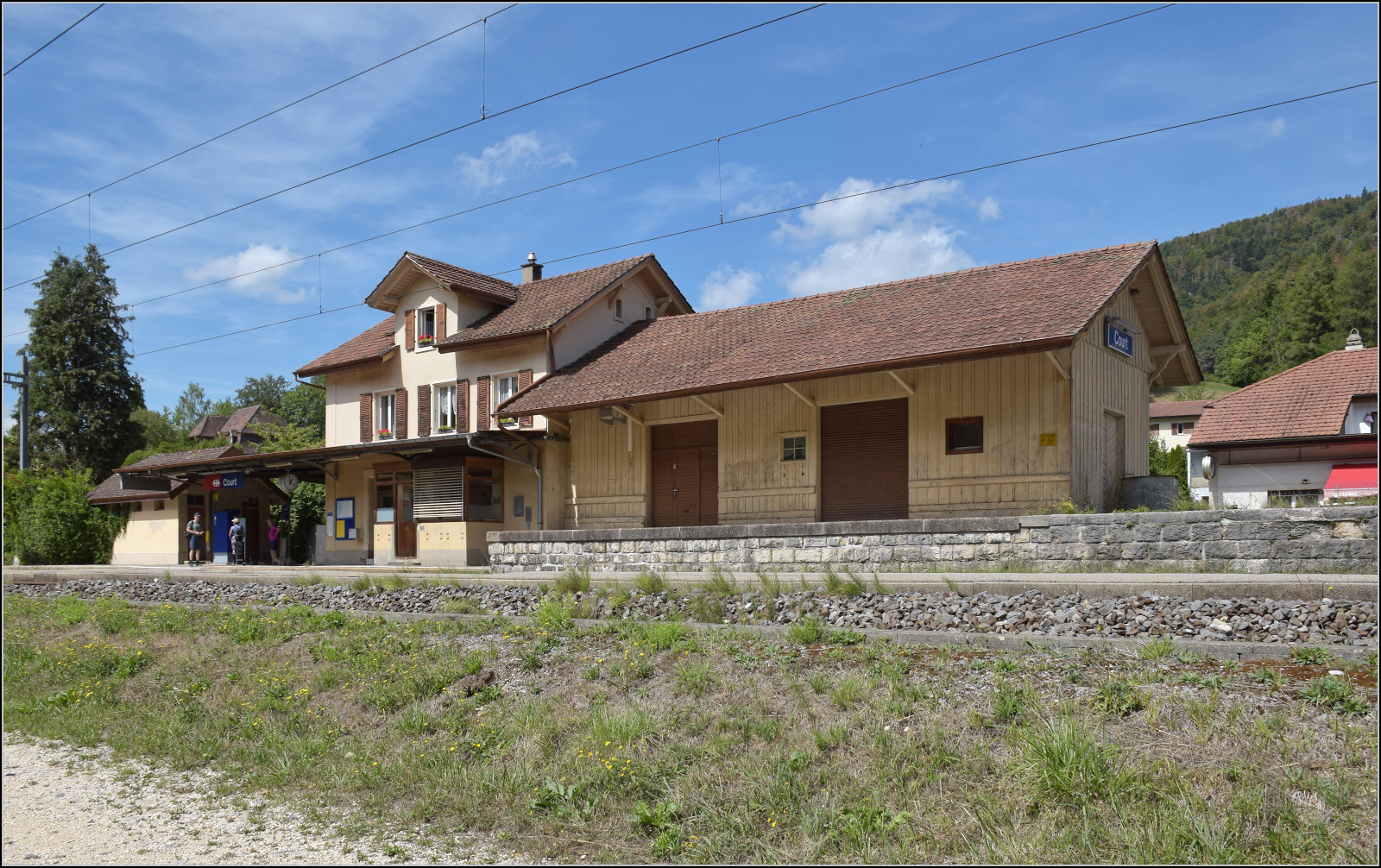 Jurabahn vor der Generalsanierung im Abschnitt Sanceboz-Sombeval – Moutier.

Der G�terschuppen von Court. August 2026. 