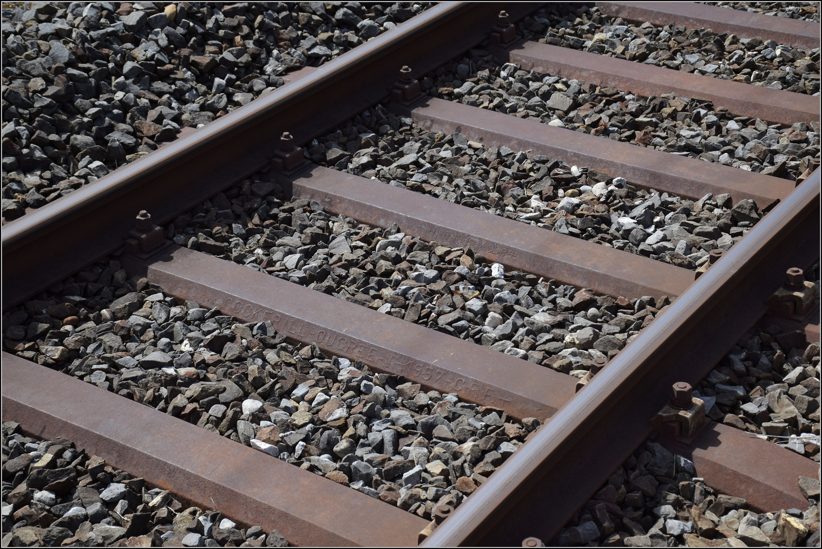 Jurabahn vor der Generalsanierung im Abschnitt Sanceboz-Sombeval – Moutier.

Die Schwellen am Durchgangsgleis 3 in Court sind ein echtes Sammelsurium. Von vorne nach hinten tragen sie folgende Walzzeichen: 

2. Schwelle COCKERILL-OUGREE I-1957-C.F.F.+
3. Schwelle HWR 1957 X SBB +

Court, August 2026. 